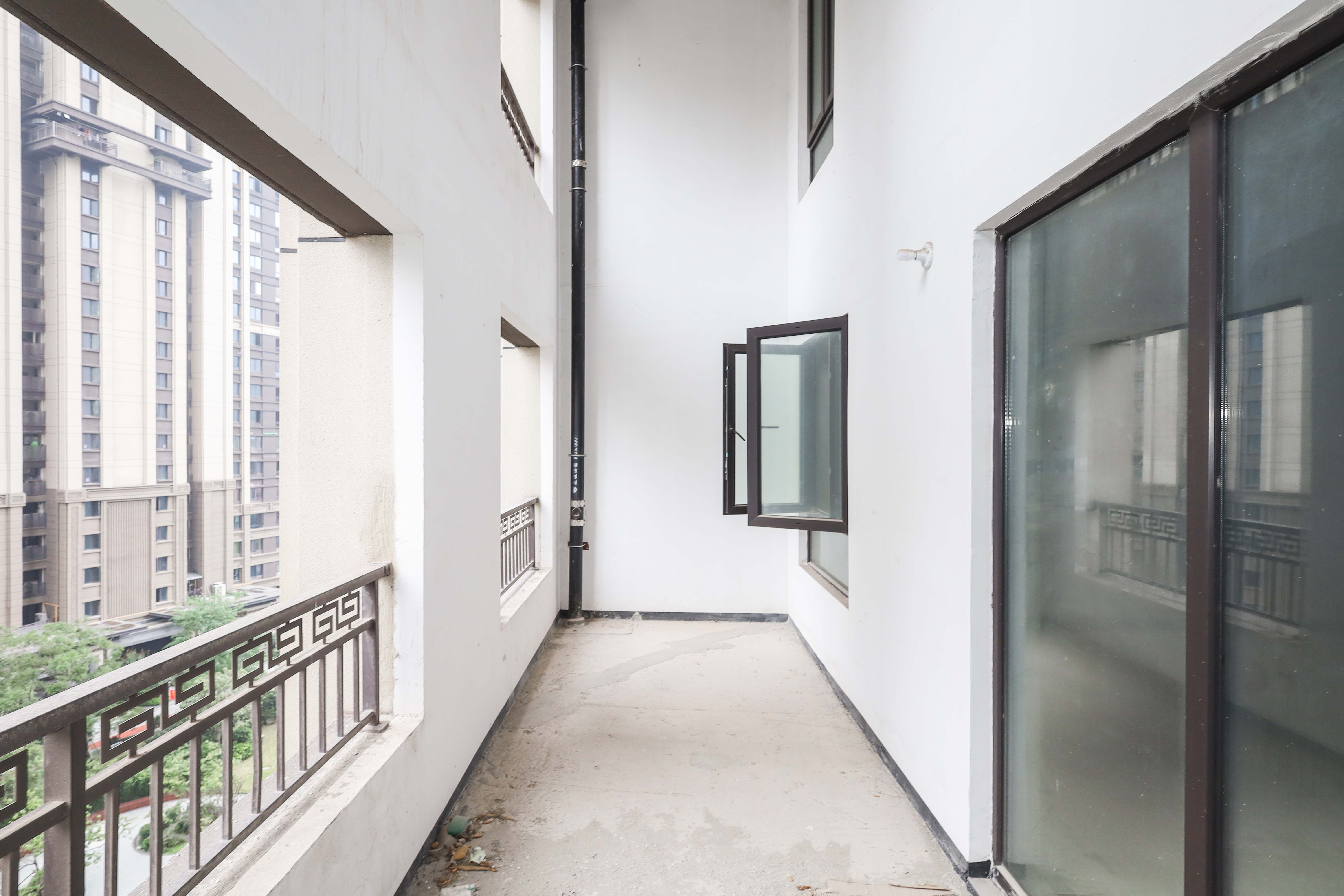 建发央著  4室2厅2卫   275.00万阳台