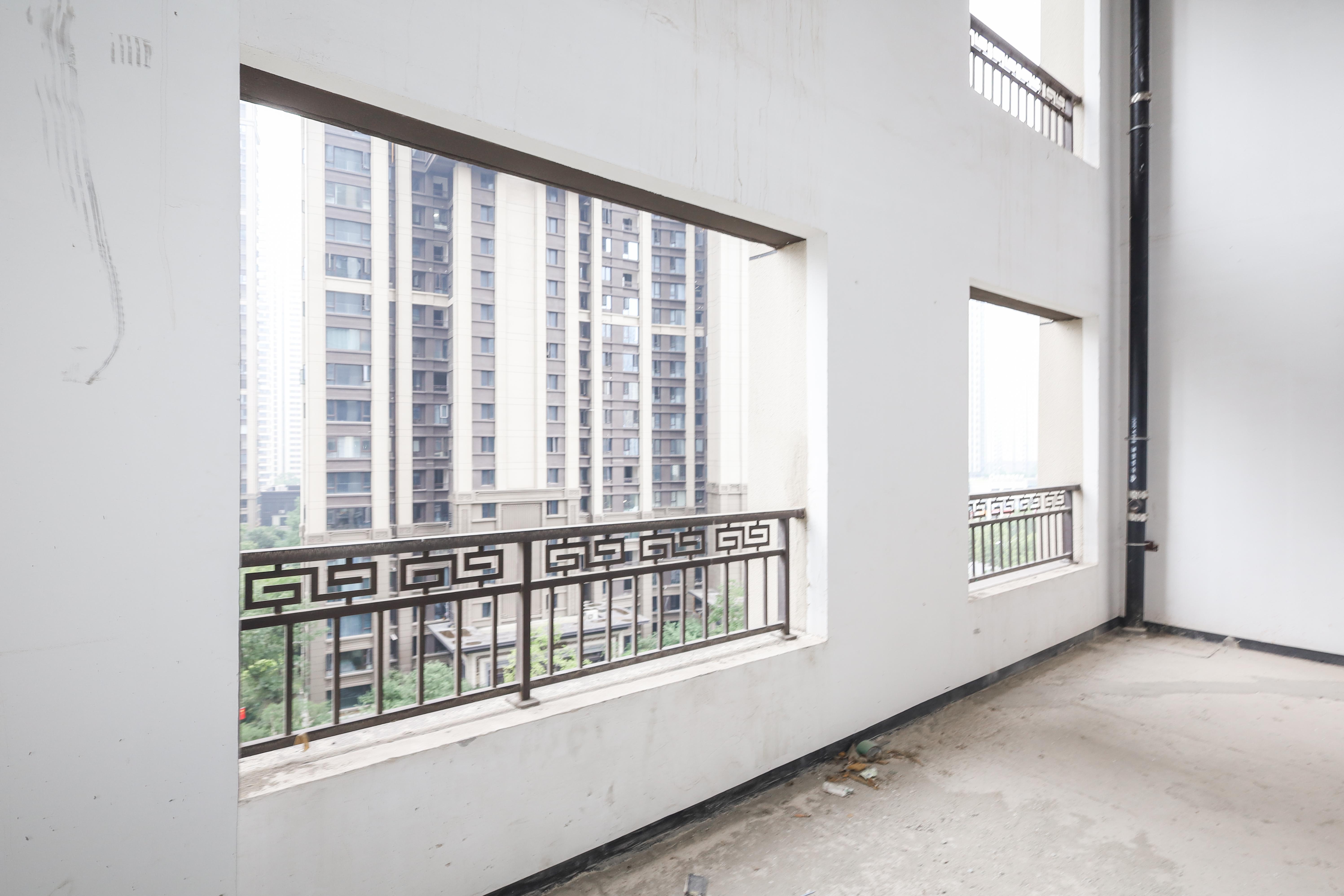 建发央著  4室2厅2卫   275.00万阳台