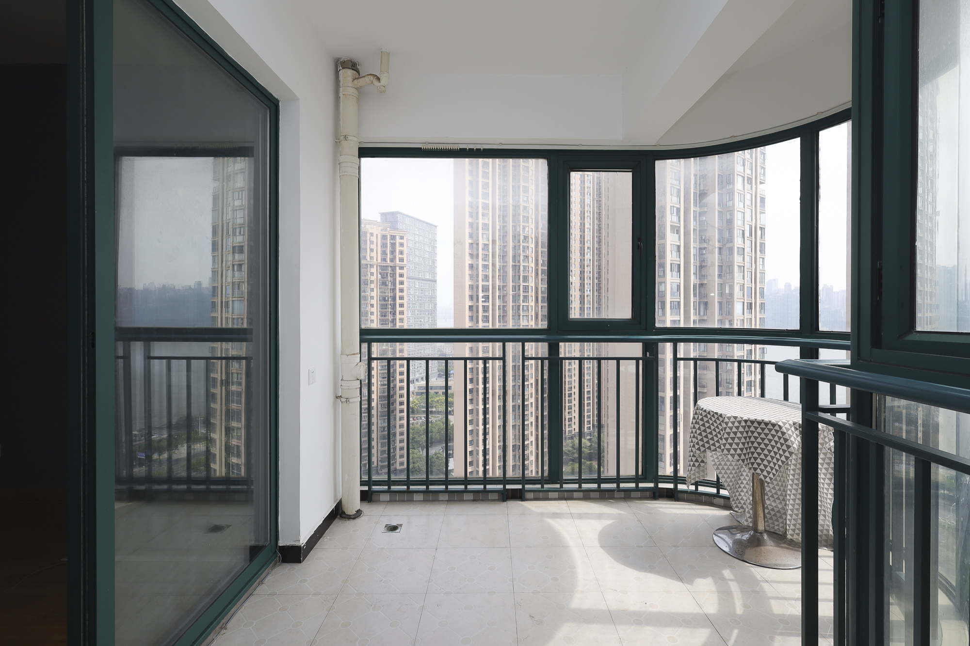 滨江金座 3室2厅2卫 125.0万 滨江金座 3室2厅2卫 125.0万阳台