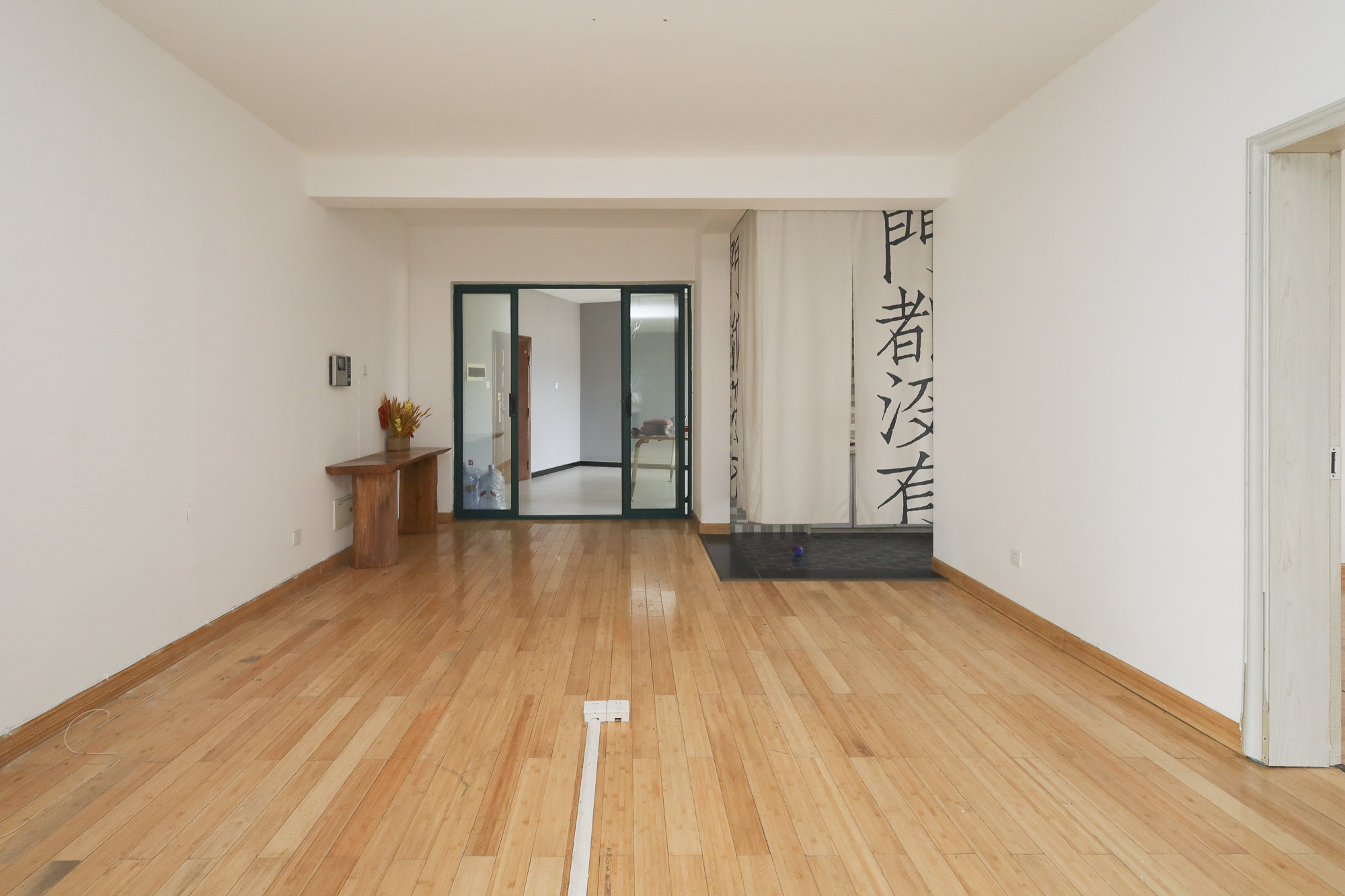 滨江金座  3室2厅2卫   140.00万卧室