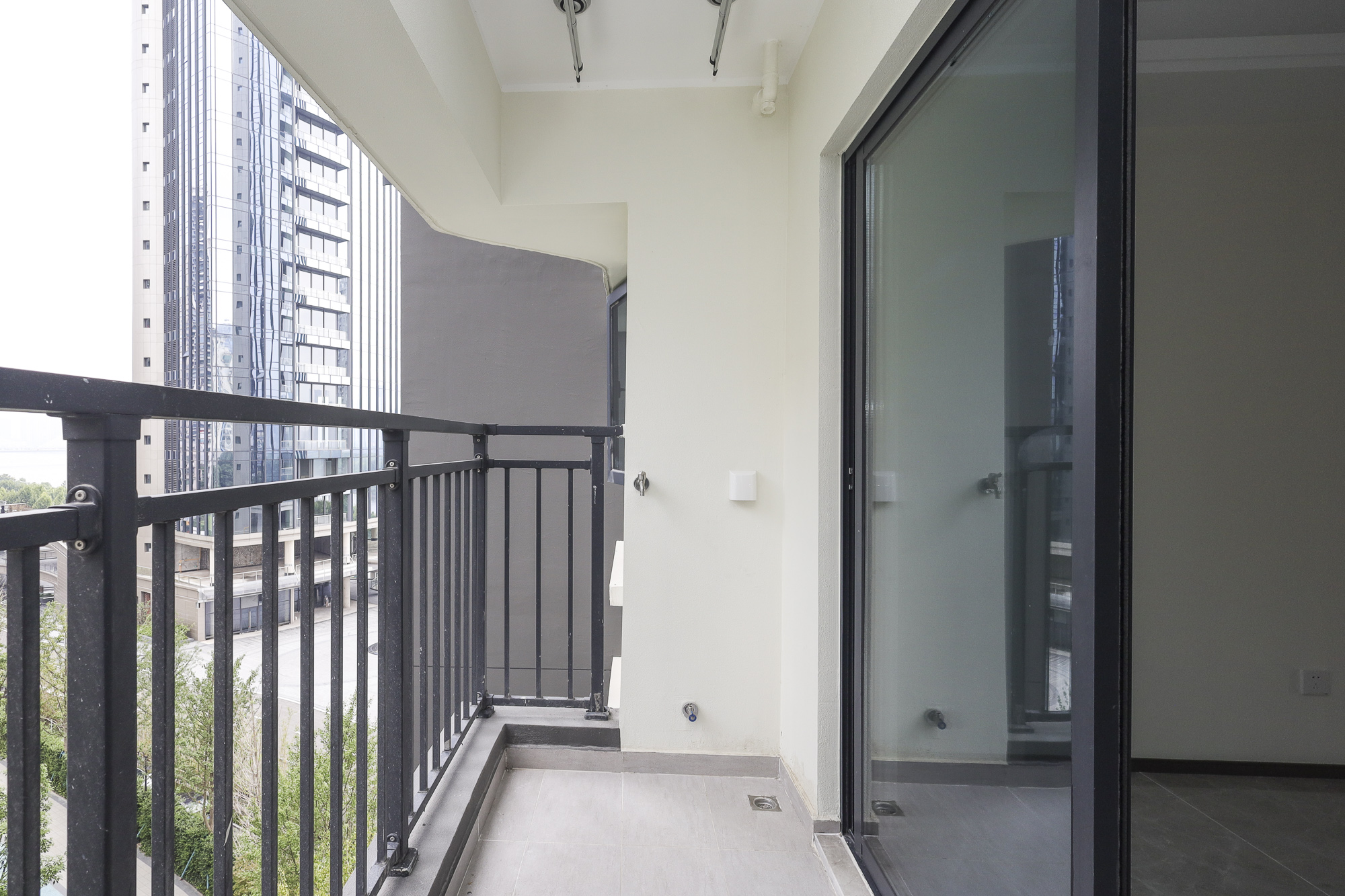 滨江府1913  4室2厅2卫   272.00万阳台