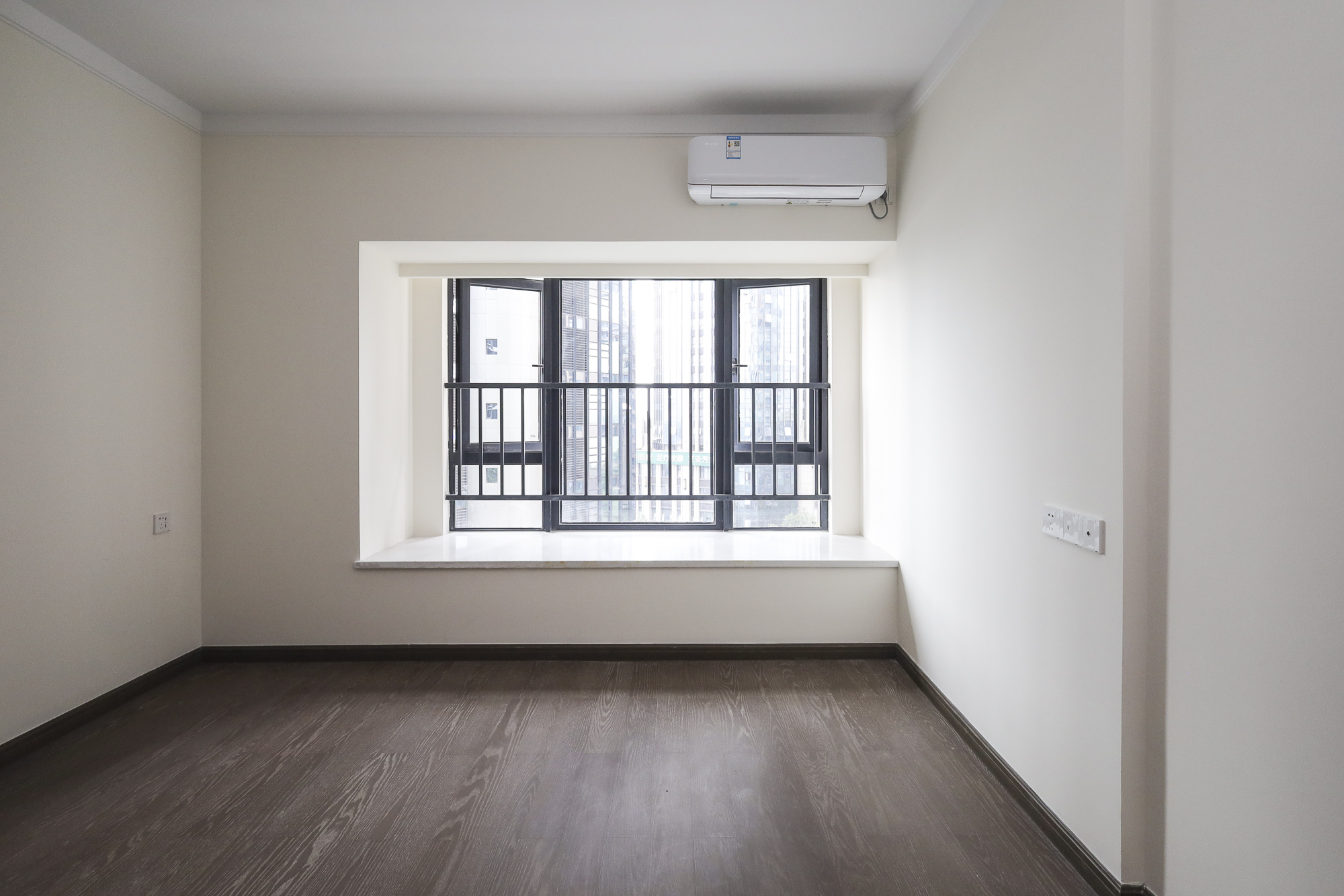 滨江府1913  4室2厅2卫   272.00万卧室