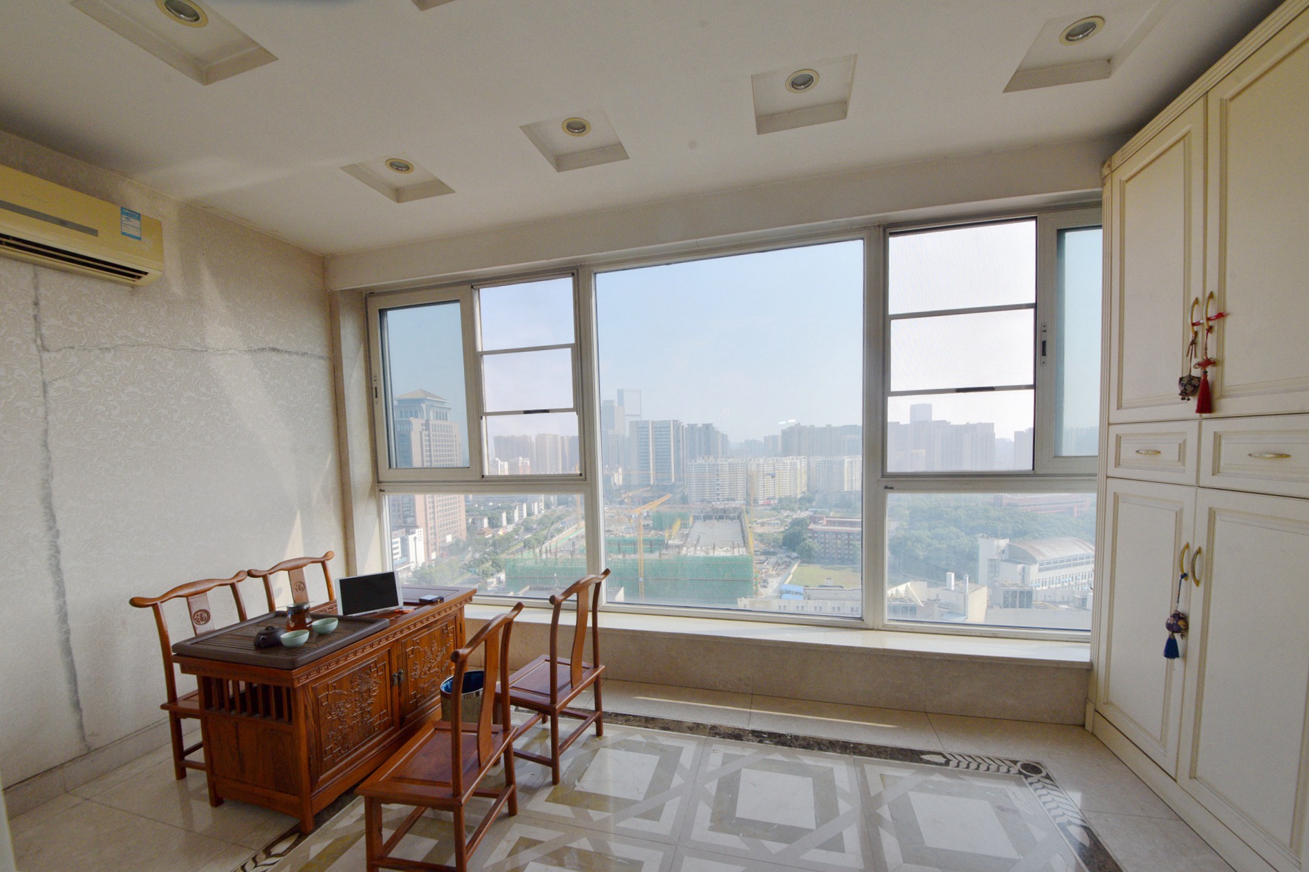 建鸿达华都（华都小户型及大华写字楼）  4室2厅3卫   358.00万阳台