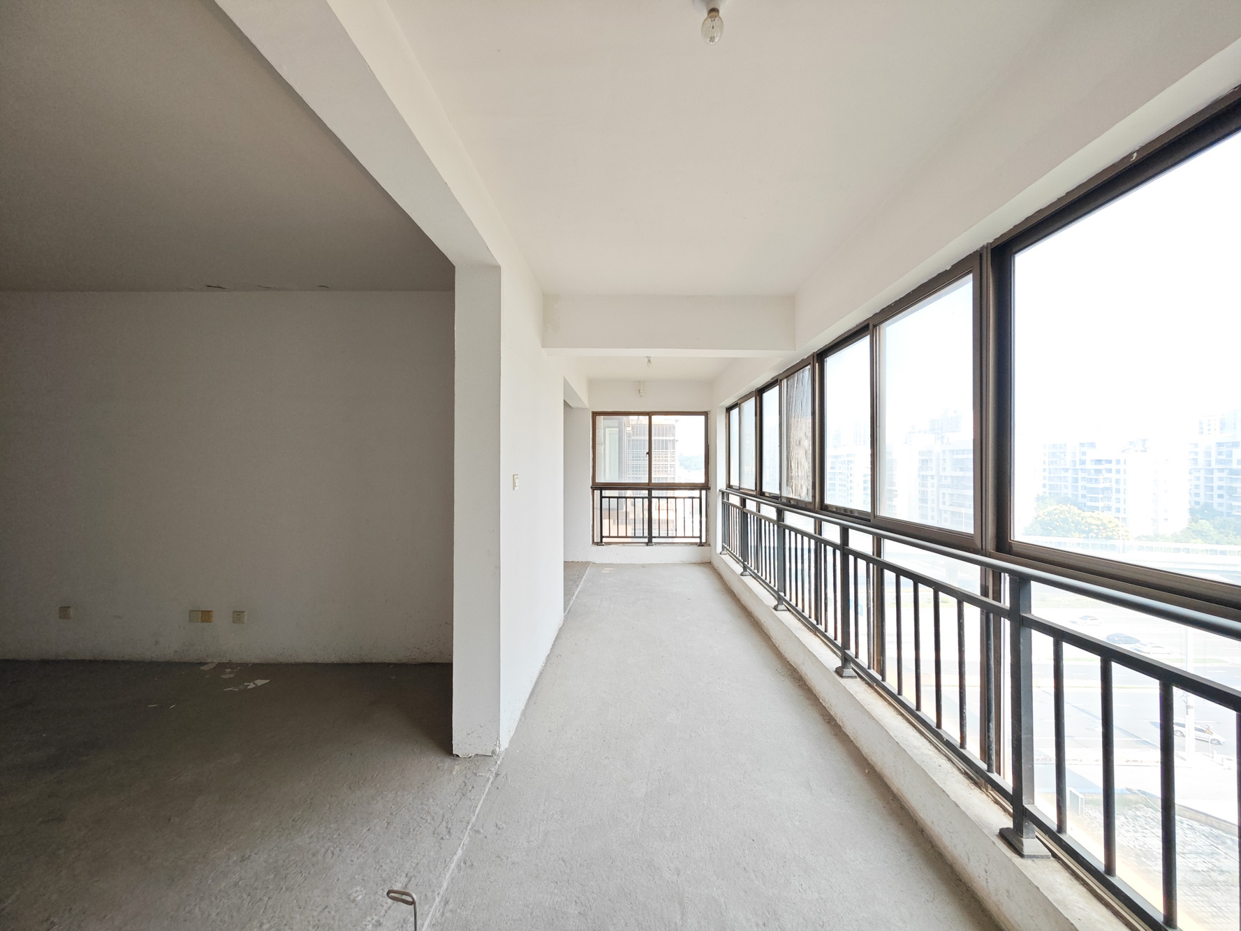 中天瑞景  3室2厅2卫   136.00万阳台