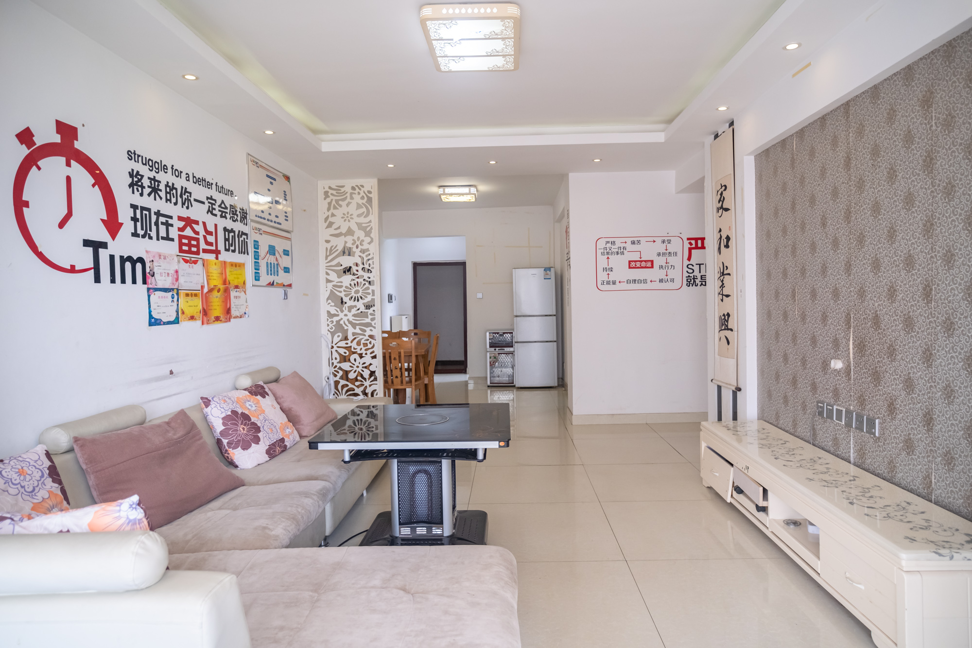 花样年华  4室2厅1卫    81.8万 花样年华  4室2厅1卫    81.8万客厅