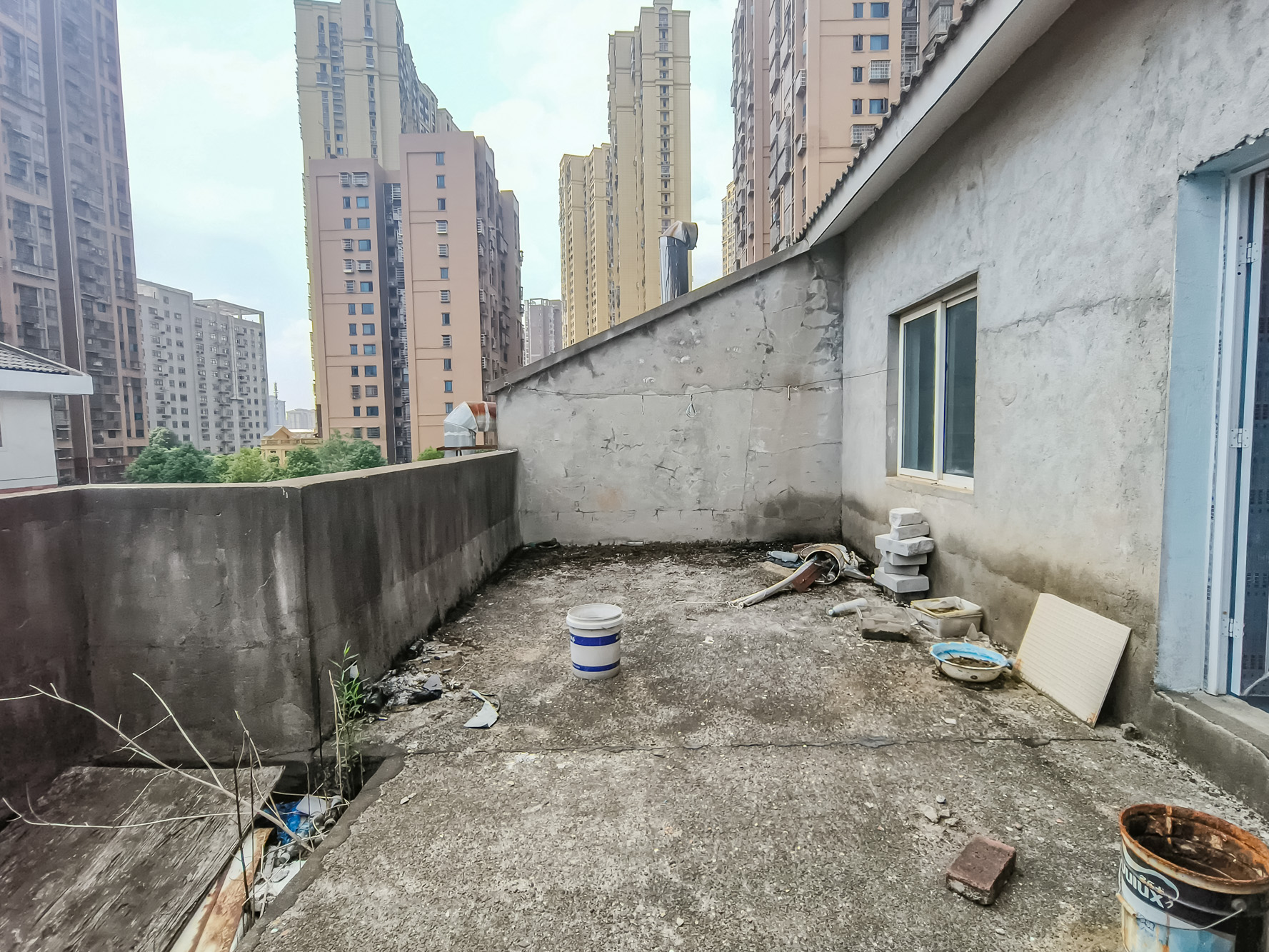 金鹰机电大市场  5室2厅2卫   93.00万阳台