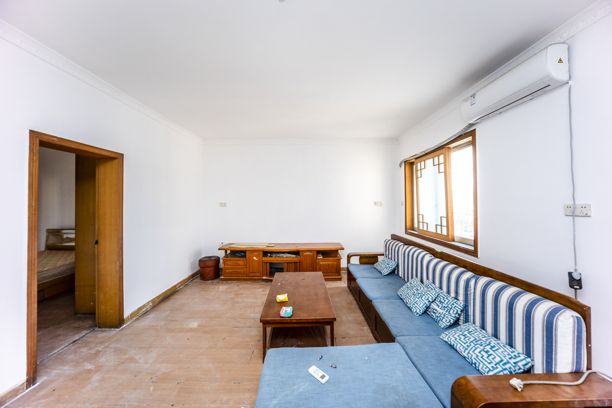 铜铝厂宿舍(白沙路461号) 2室2厅1卫 43.0万 铜铝厂宿舍(白沙路461号) 2室2厅1卫 43.0万客厅