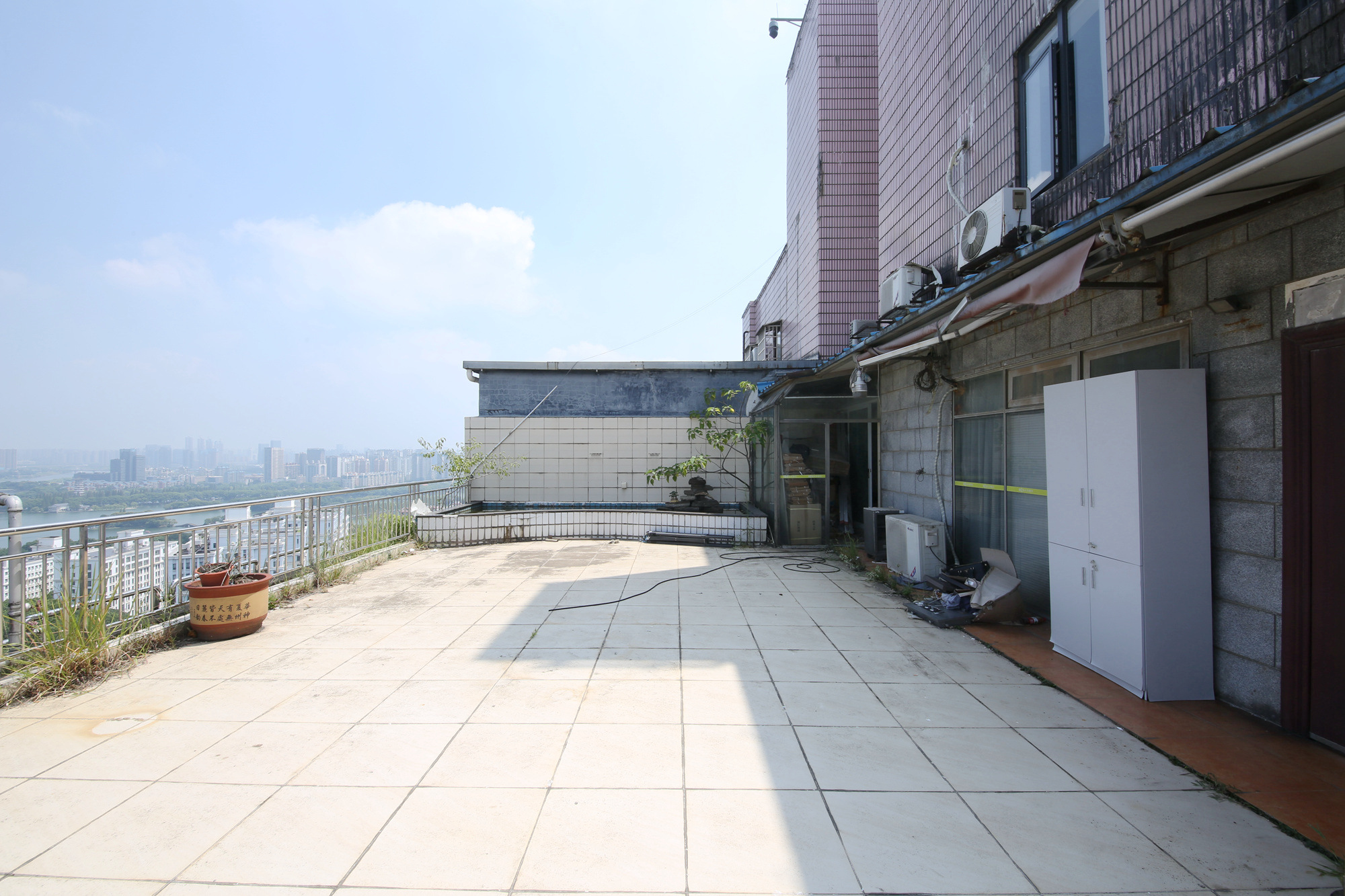 迎宾大厦  4室2厅2卫   240.00万阳台