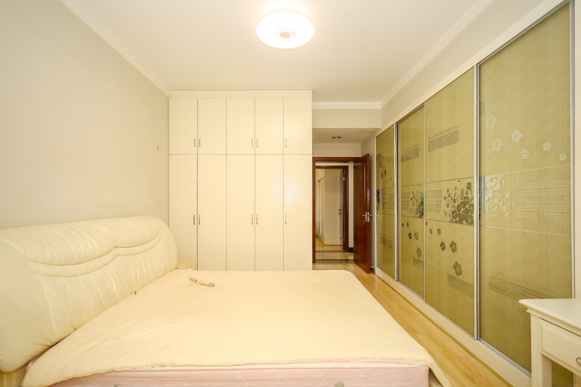 明城公寓  4室2厅2卫    82.5万 明城公寓  4室2厅2卫    82.5万卧室