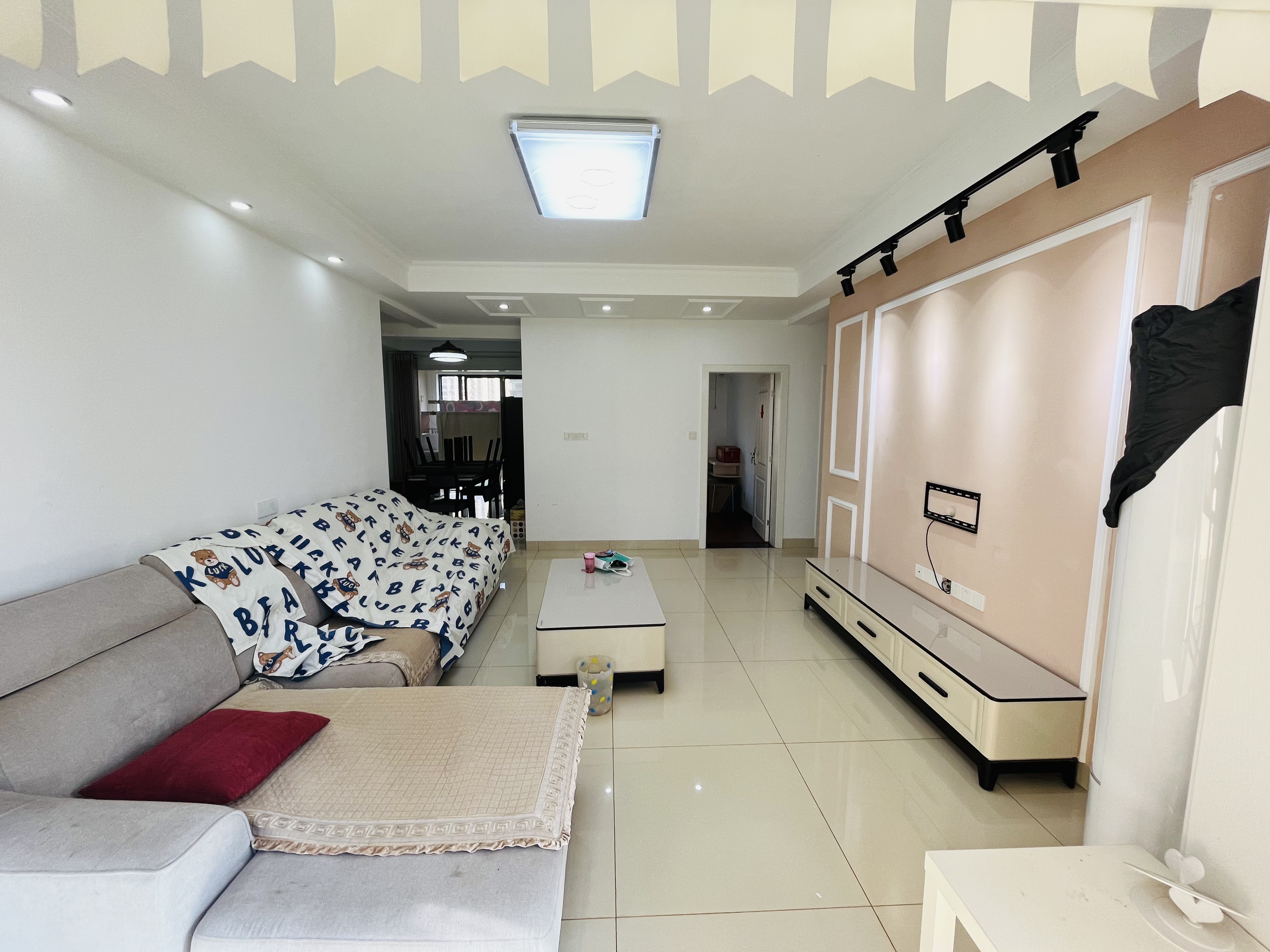 山水洲城华晨第一城 3室2厅2卫 76.8万 山水洲城华晨第一城 3室2厅2卫 76.8万室内图