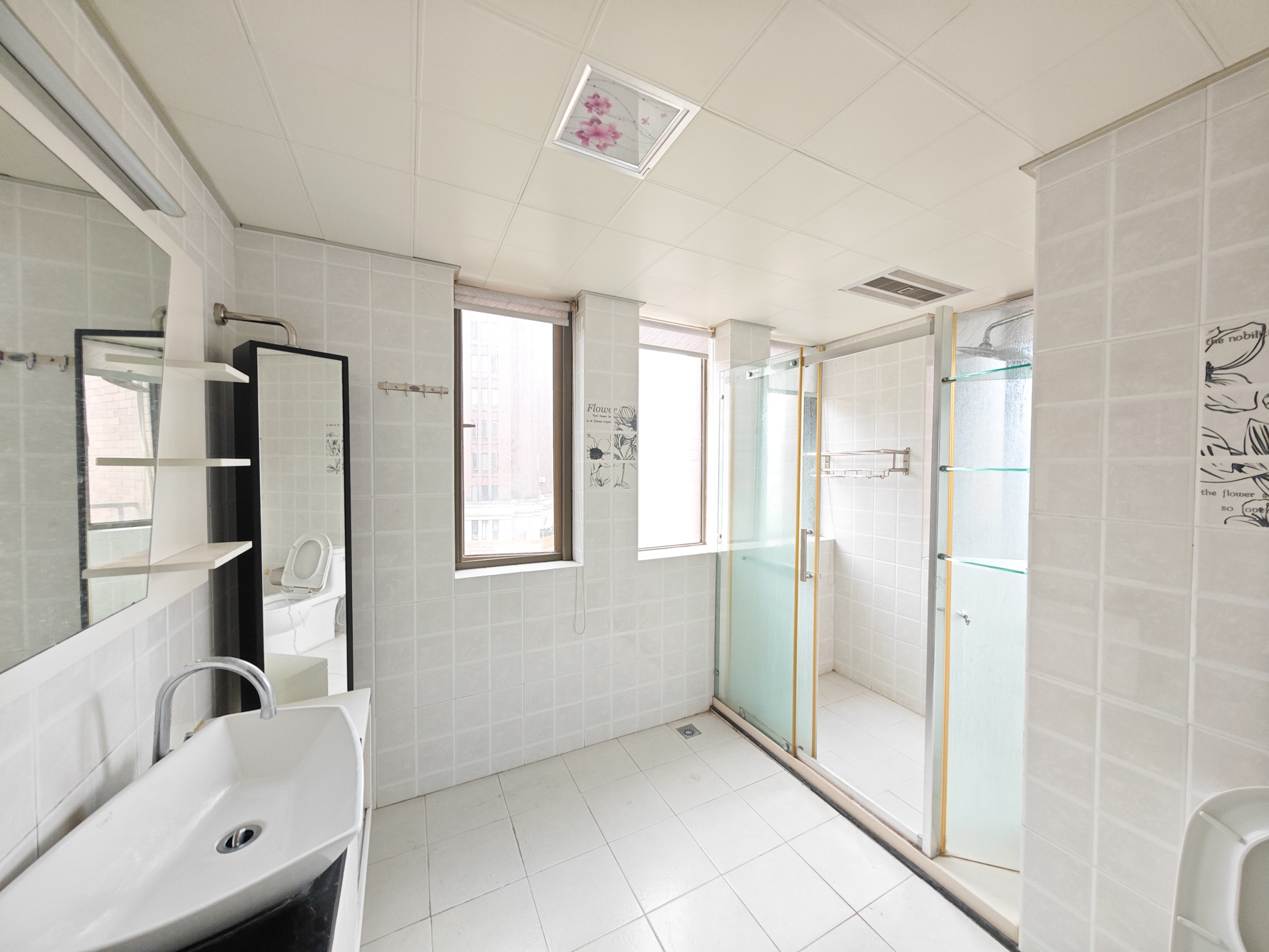 奥林匹克花园  3室2厅2卫   120.00万卫生间