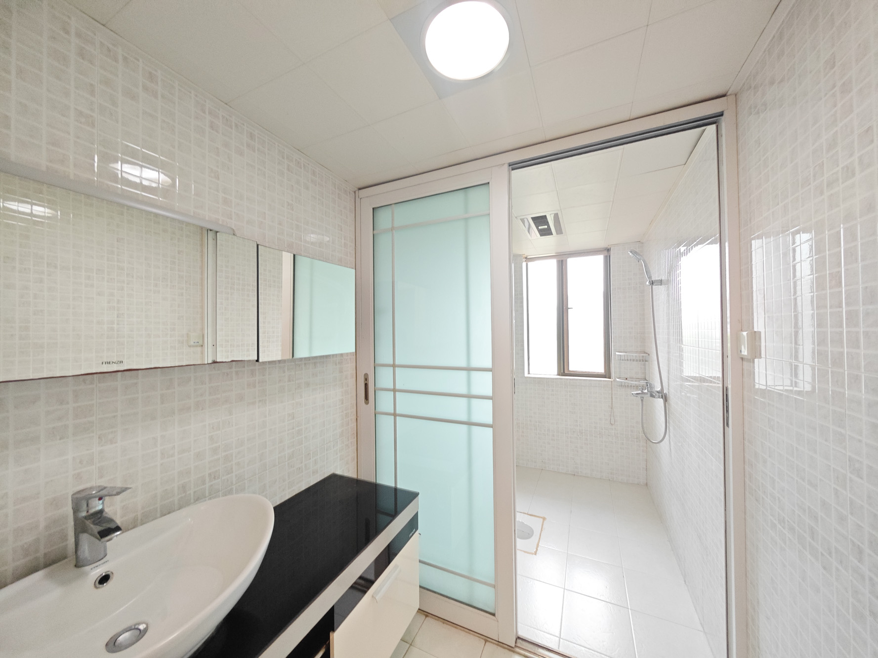 奥林匹克花园  3室2厅2卫   120.00万卫生间