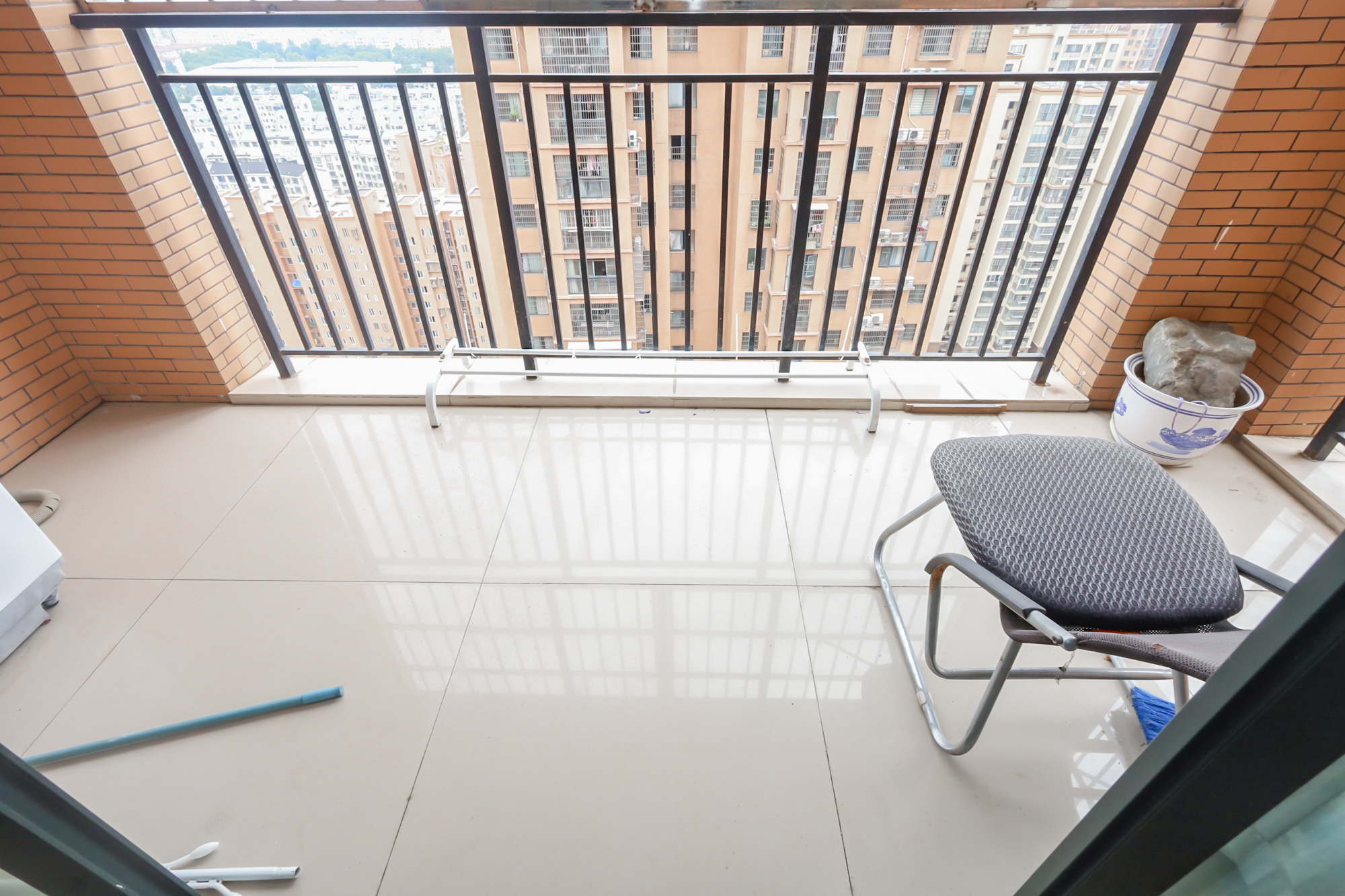 诚兴园 3室2厅1卫 83.0万 诚兴园 3室2厅1卫 83.0万阳台