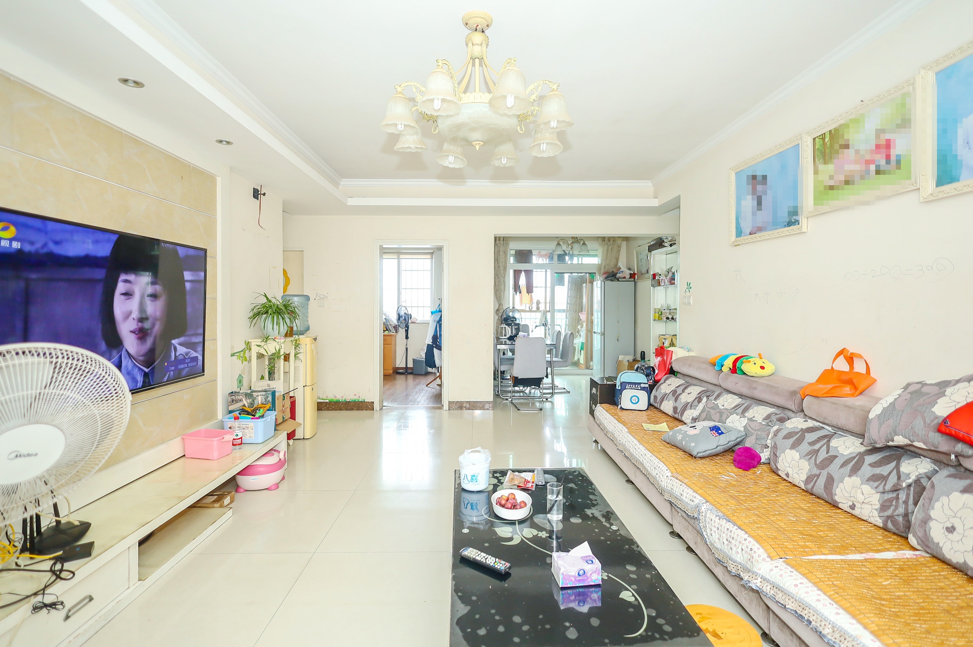 香槟小镇(香槟花苑) 3室2厅2卫 60.0万 香槟小镇(香槟花苑) 3室2厅2卫 60.0万客厅