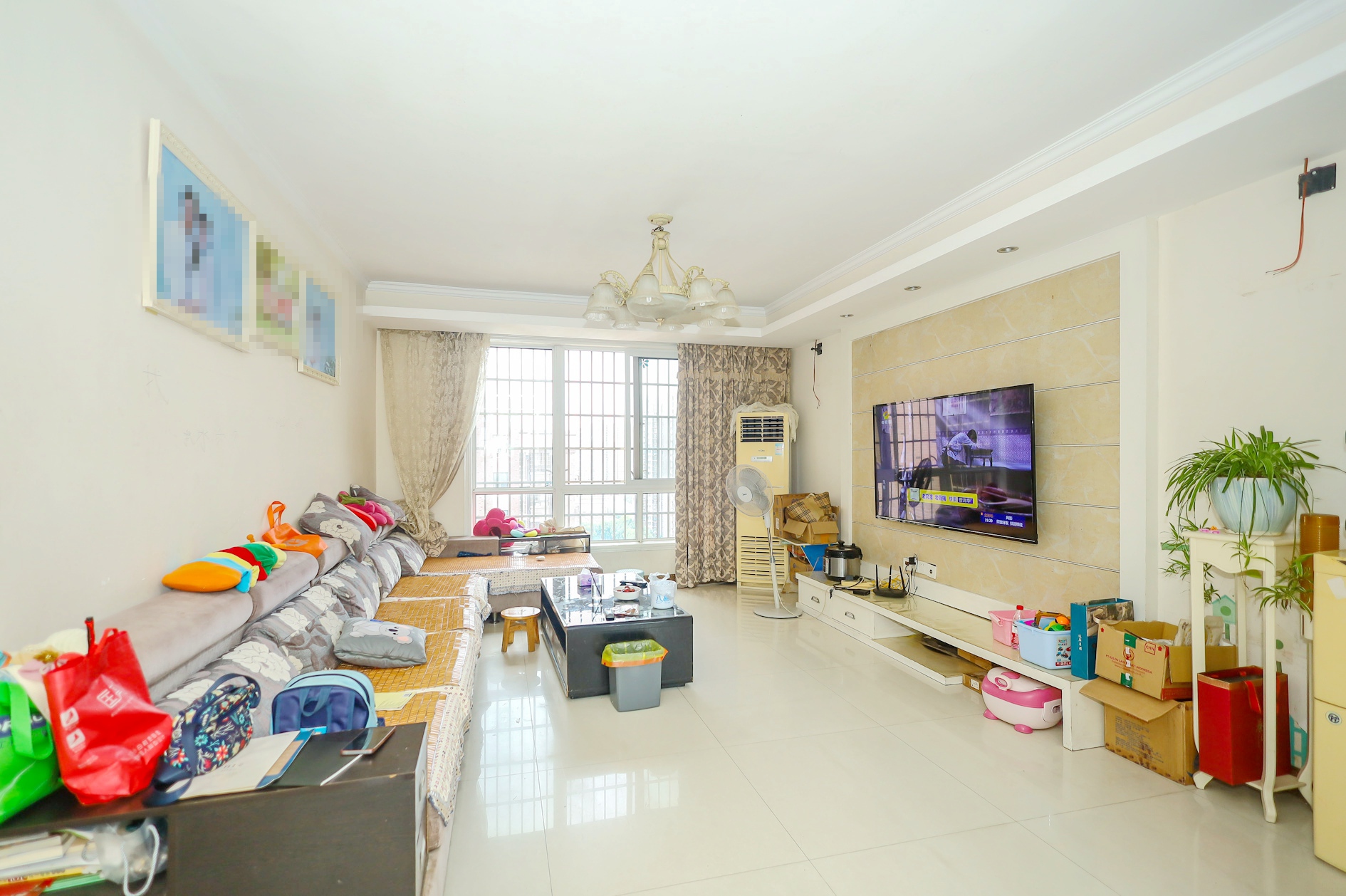 香槟小镇(香槟花苑) 3室2厅2卫 60.0万 香槟小镇(香槟花苑) 3室2厅2卫 60.0万客厅