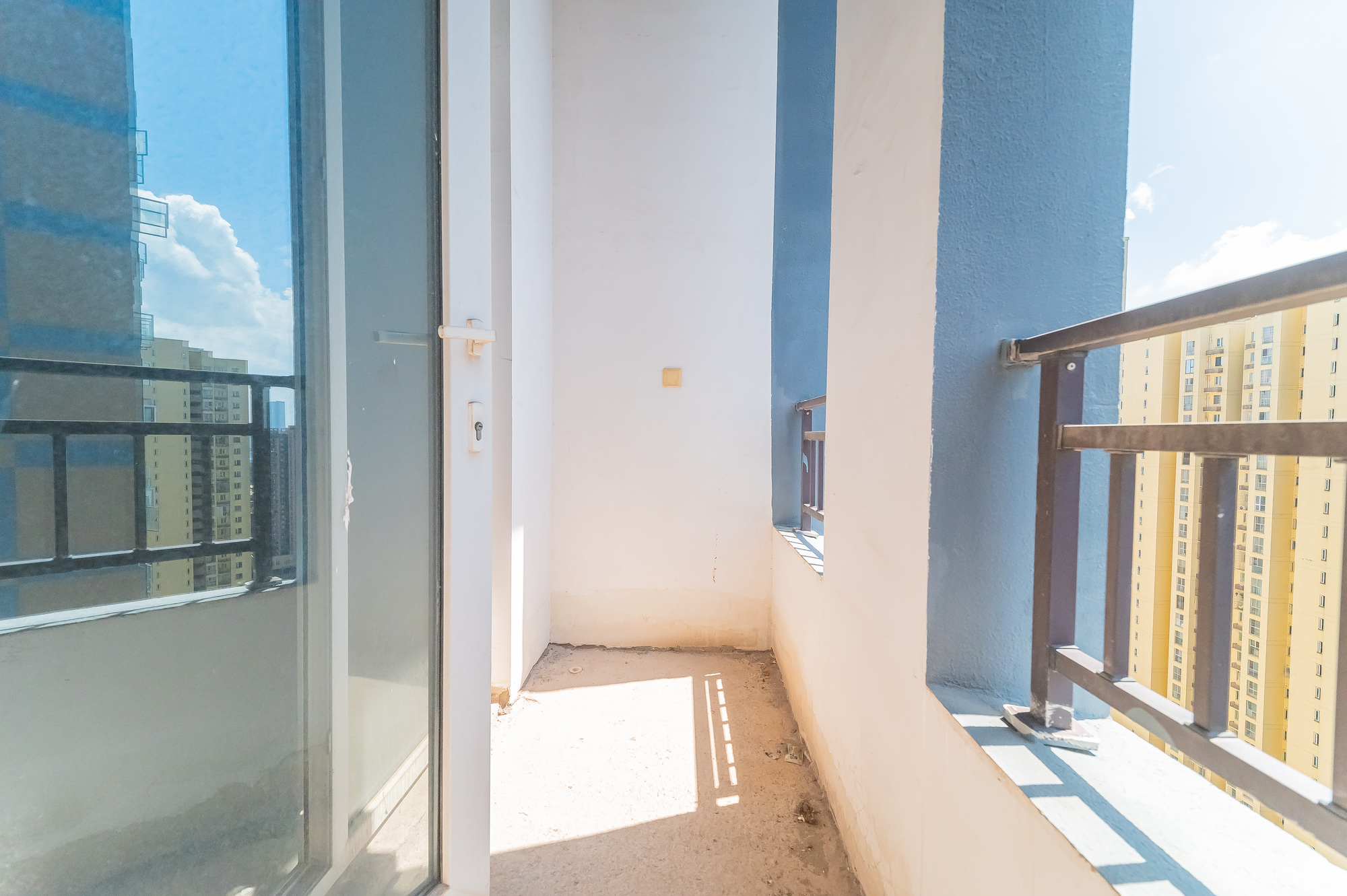 MOMA当代广场  2室1厅1卫    36.6万 MOMA当代广场  2室1厅1卫    36.6万阳台