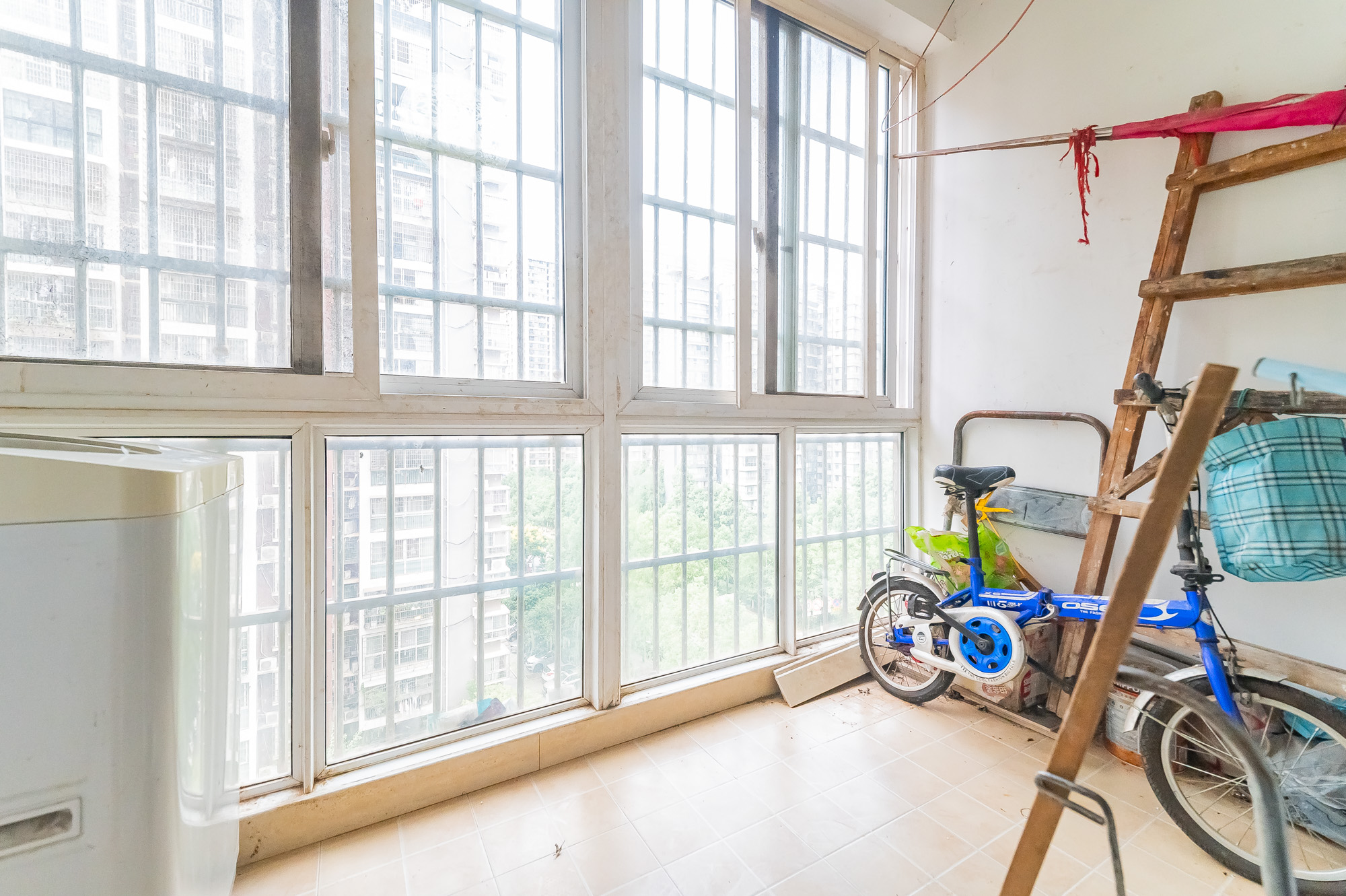 彩都公寓  3室2厅2卫    78.0万 彩都公寓  3室2厅2卫    78.0万阳台