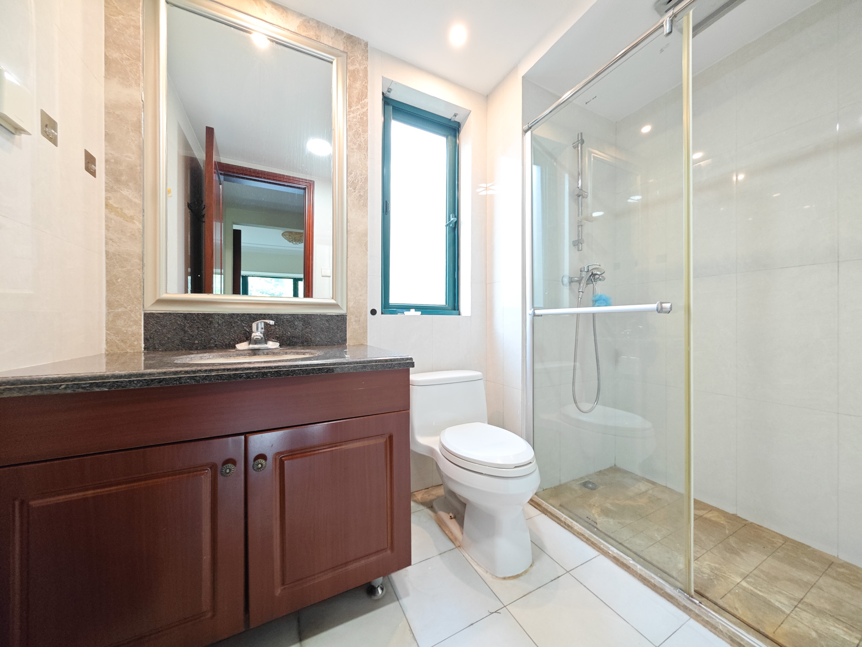 恒大城  3室2厅2卫    102.0万卫生间