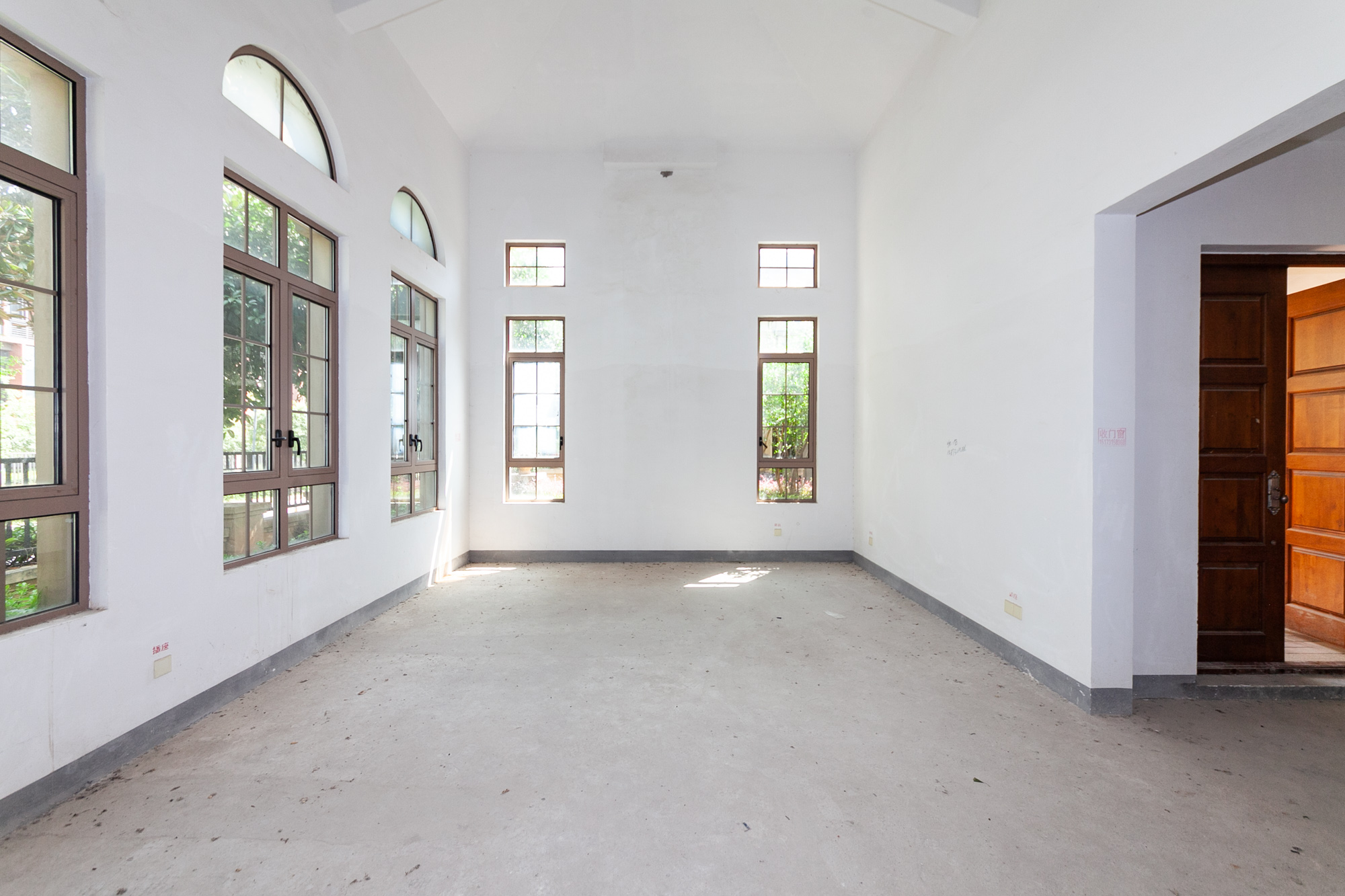 金地三千府(金地湖山樾、金地自在城)  5室2厅2卫    665.0万 金地三千府(金地湖山樾、金地自在城)  5室2厅2卫    665.0万客厅