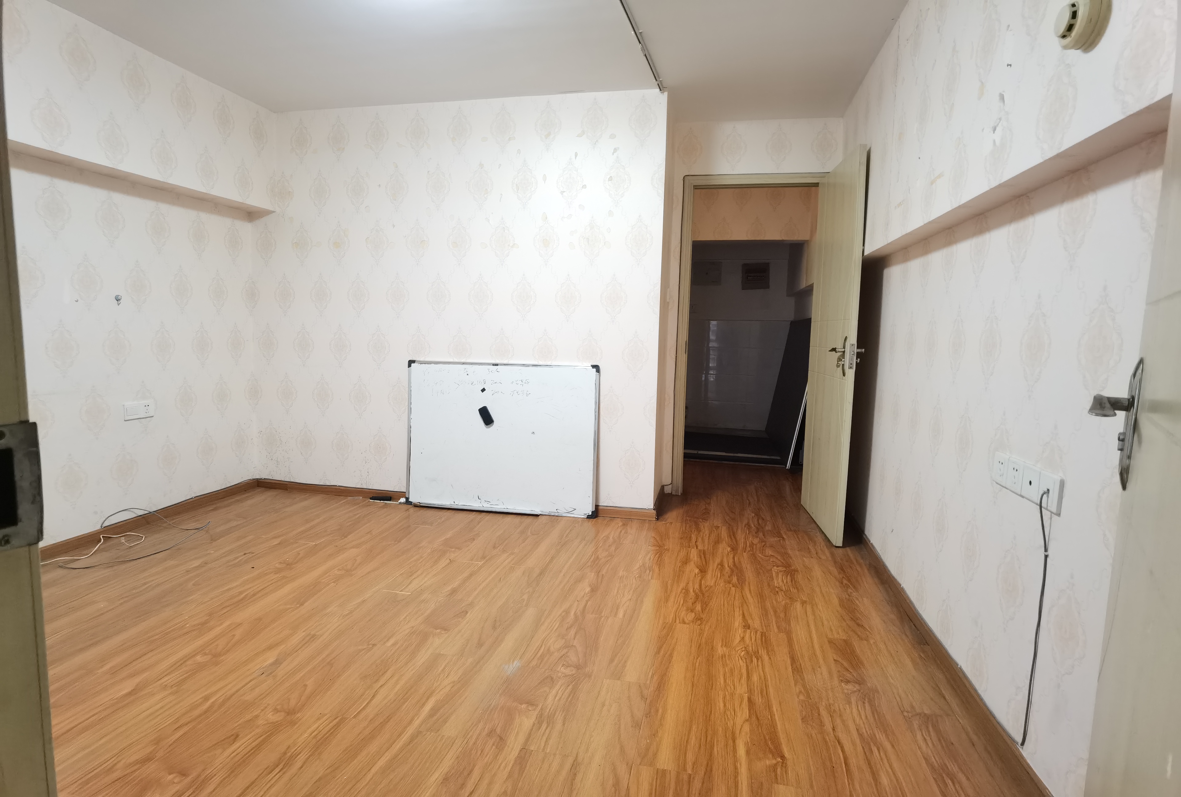 东湖春树里  1室1厅1卫   3500.00元/月室内图1