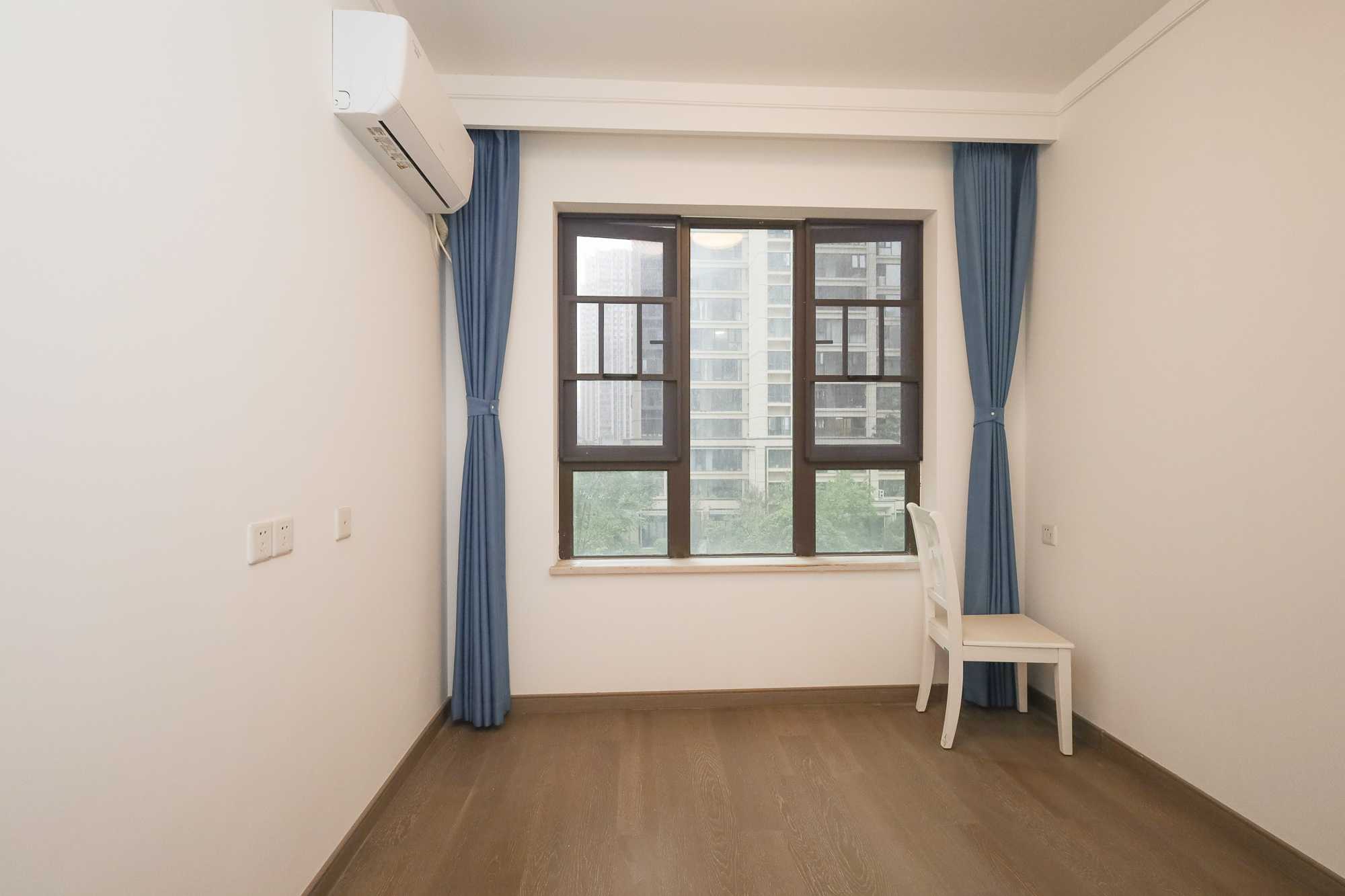 龙湖铂金中心（龙湖春江郦城）  3室2厅2卫    265.0万卧室