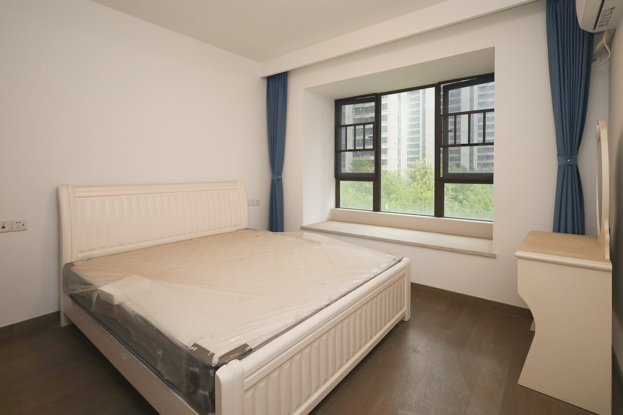 龙湖铂金中心（龙湖春江郦城）  3室2厅2卫    265.0万卧室