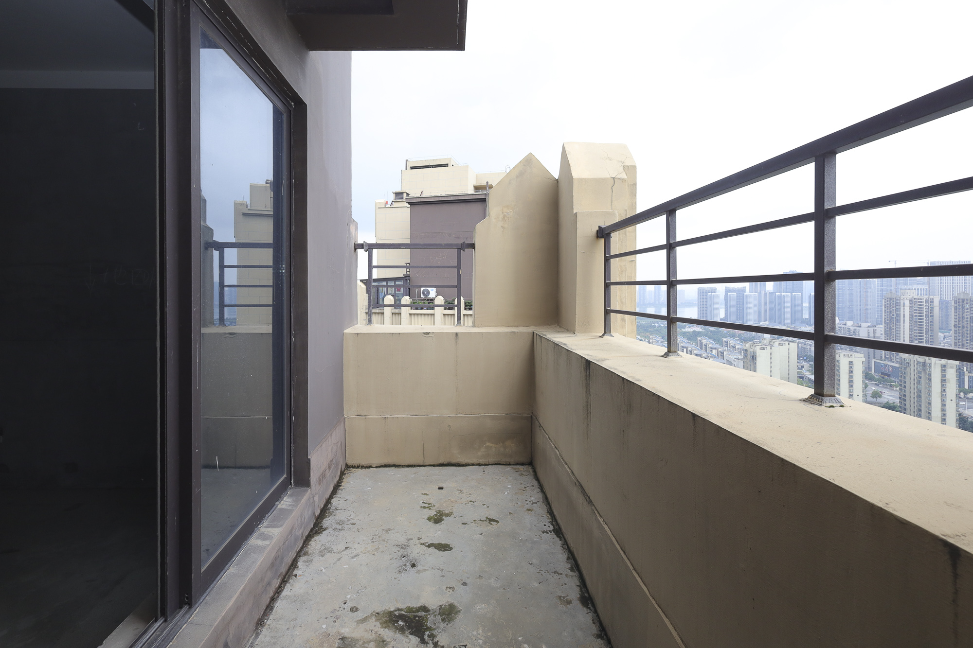 光明E城  4室2厅1卫   122.00万阳台