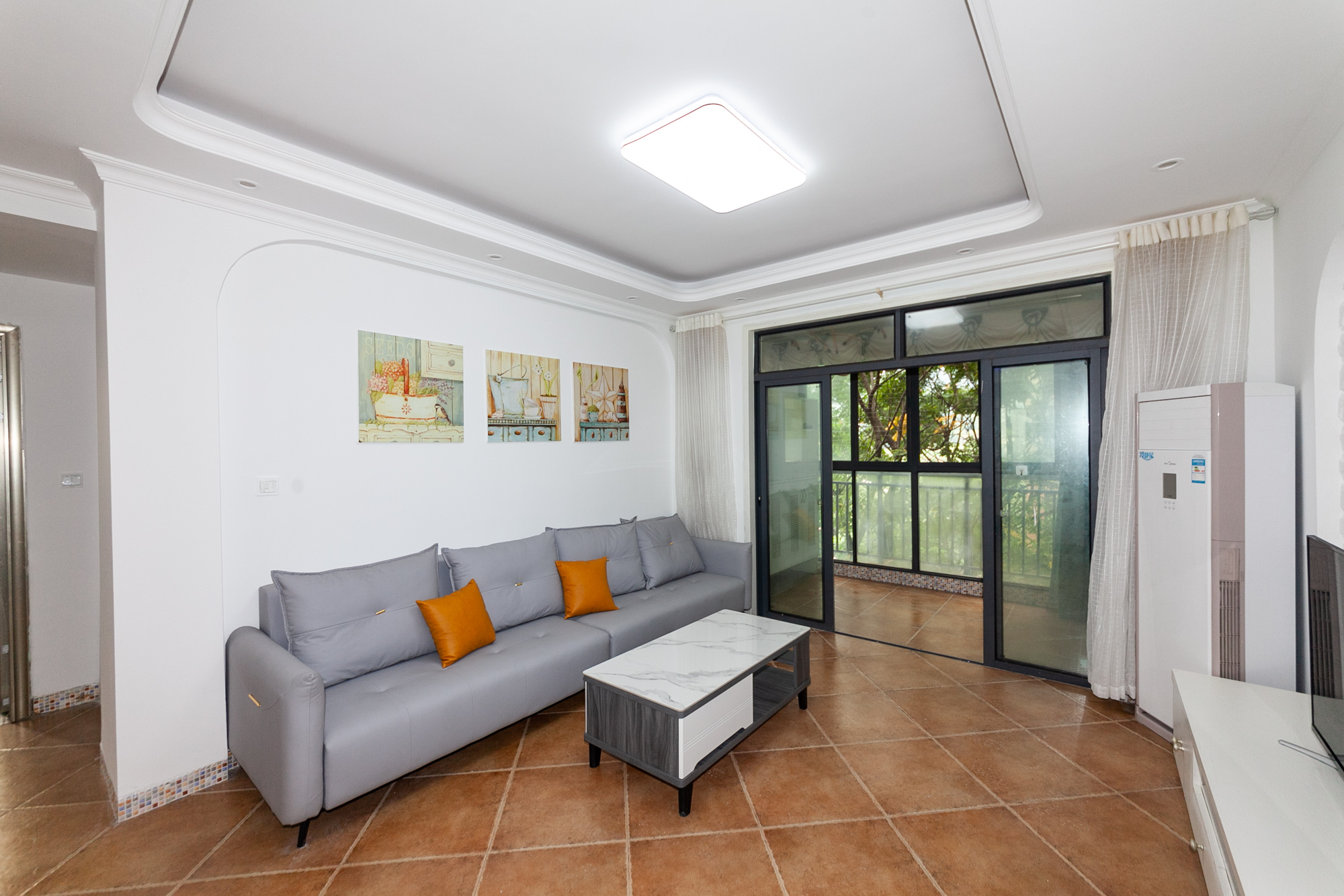 澳海澜庭 3室2厅1卫 76.8万 澳海澜庭 3室2厅1卫 76.8万客厅