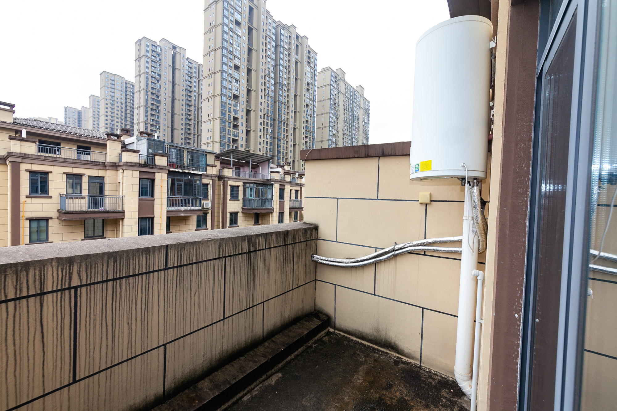 澳海澜庭  3室2厅2卫   63.40万阳台