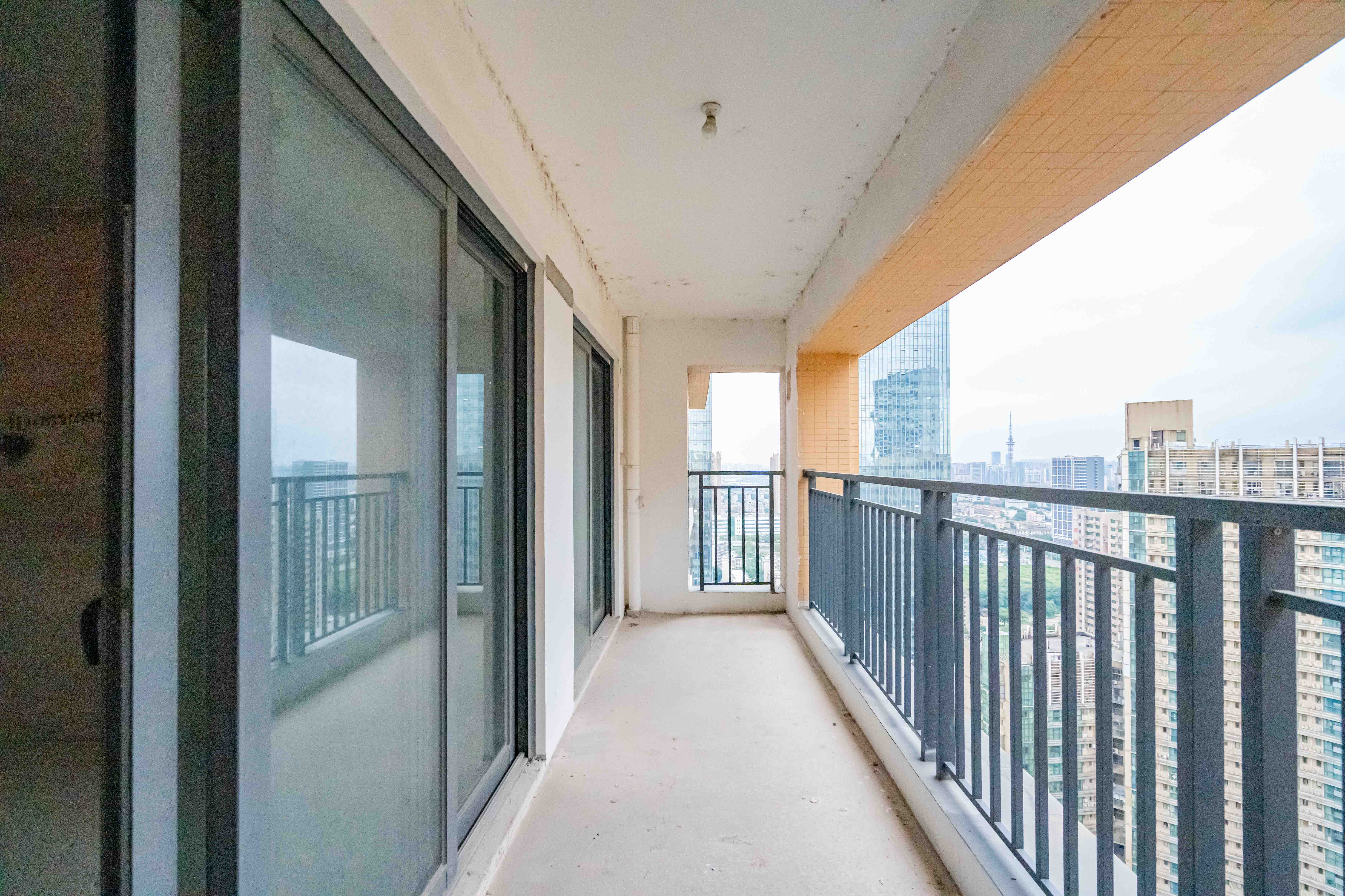 天健城  4室2厅2卫    208.0万 天健城  4室2厅2卫    208.0万阳台