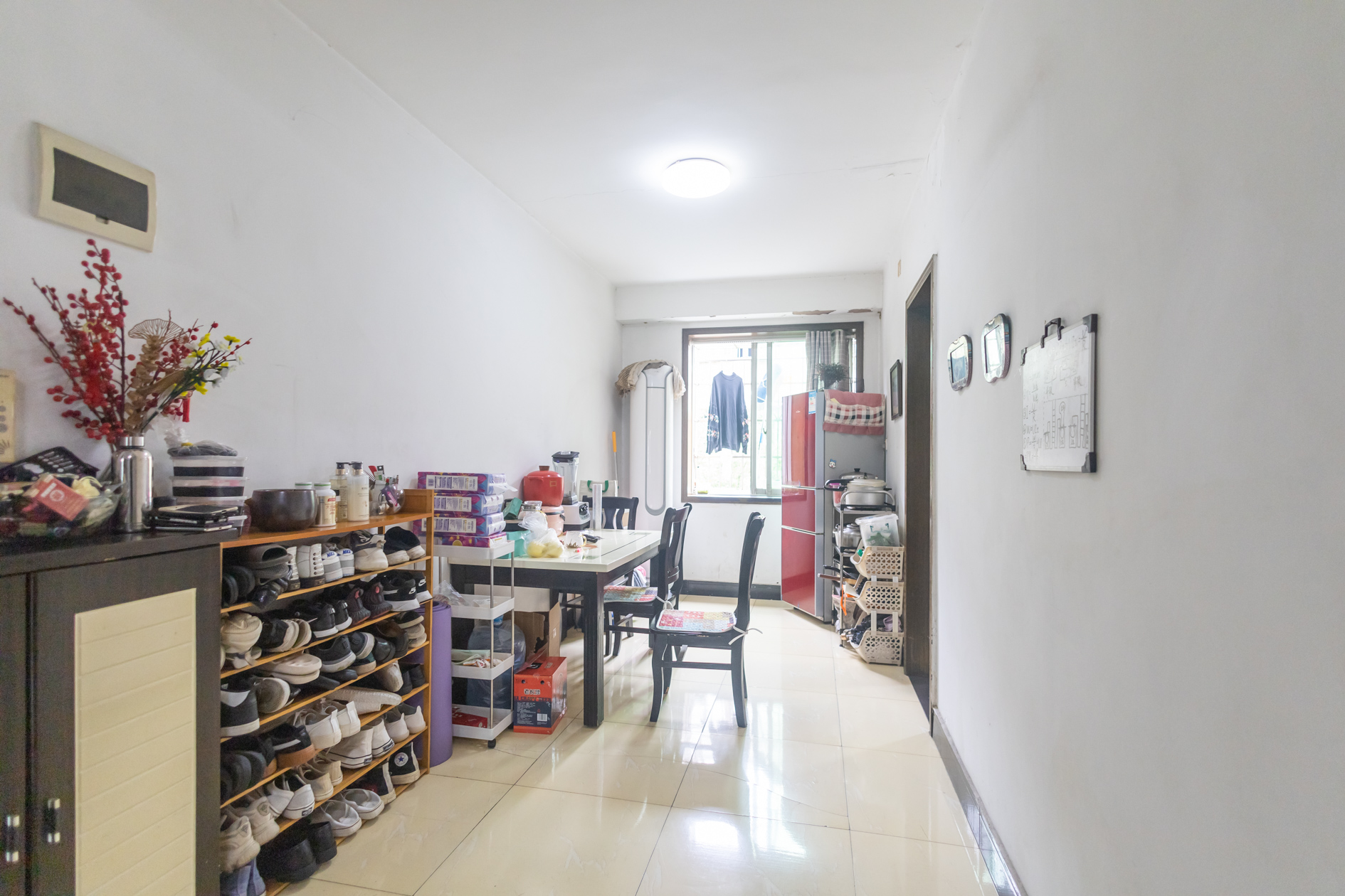 中南汽车世界  2室2厅1卫    33.0万 中南汽车世界  2室2厅1卫    33.0万客厅