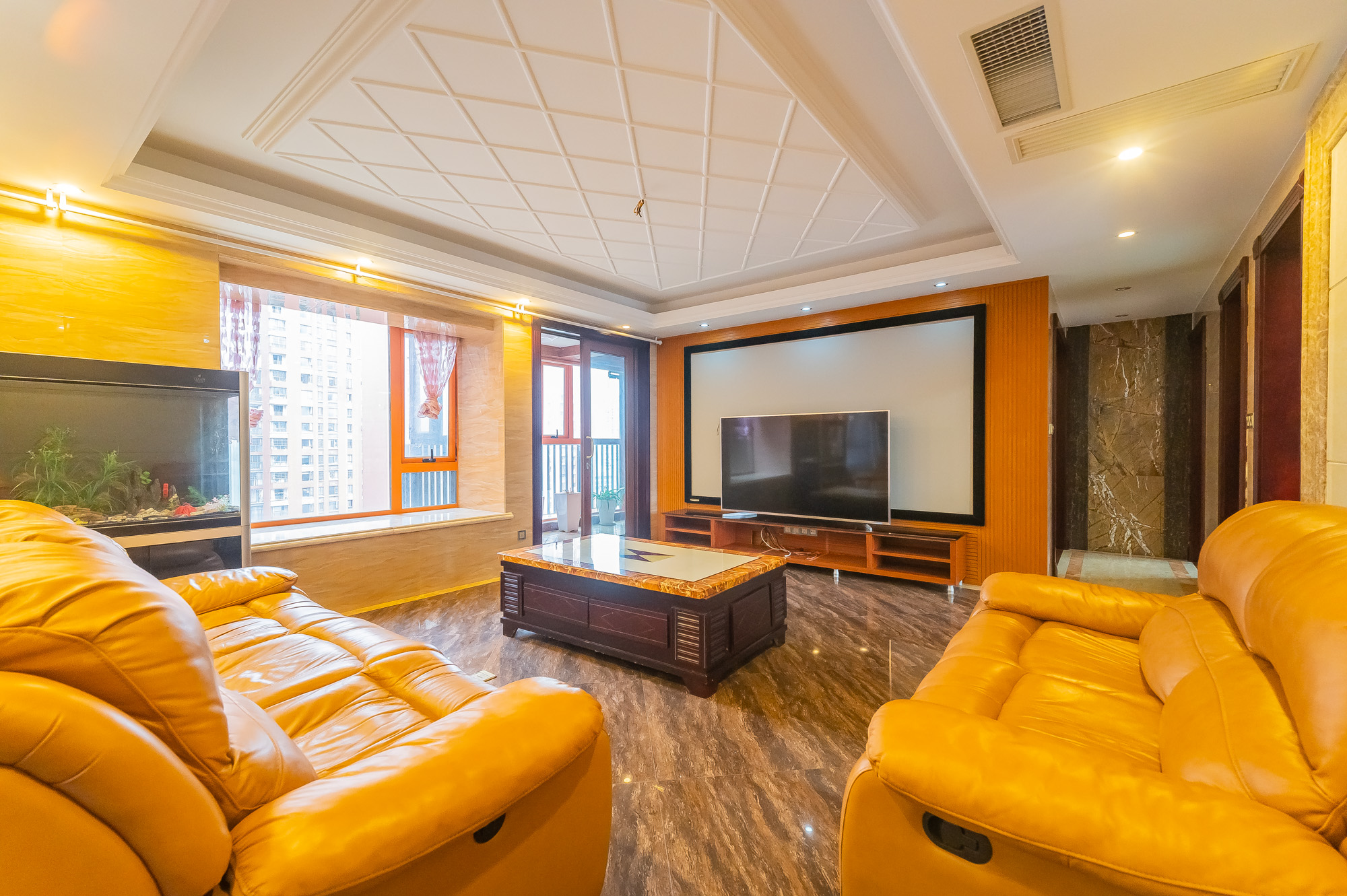 华润凤凰城二期 4室2厅2卫 140.0万 华润凤凰城二期 4室2厅2卫 140.0万客厅