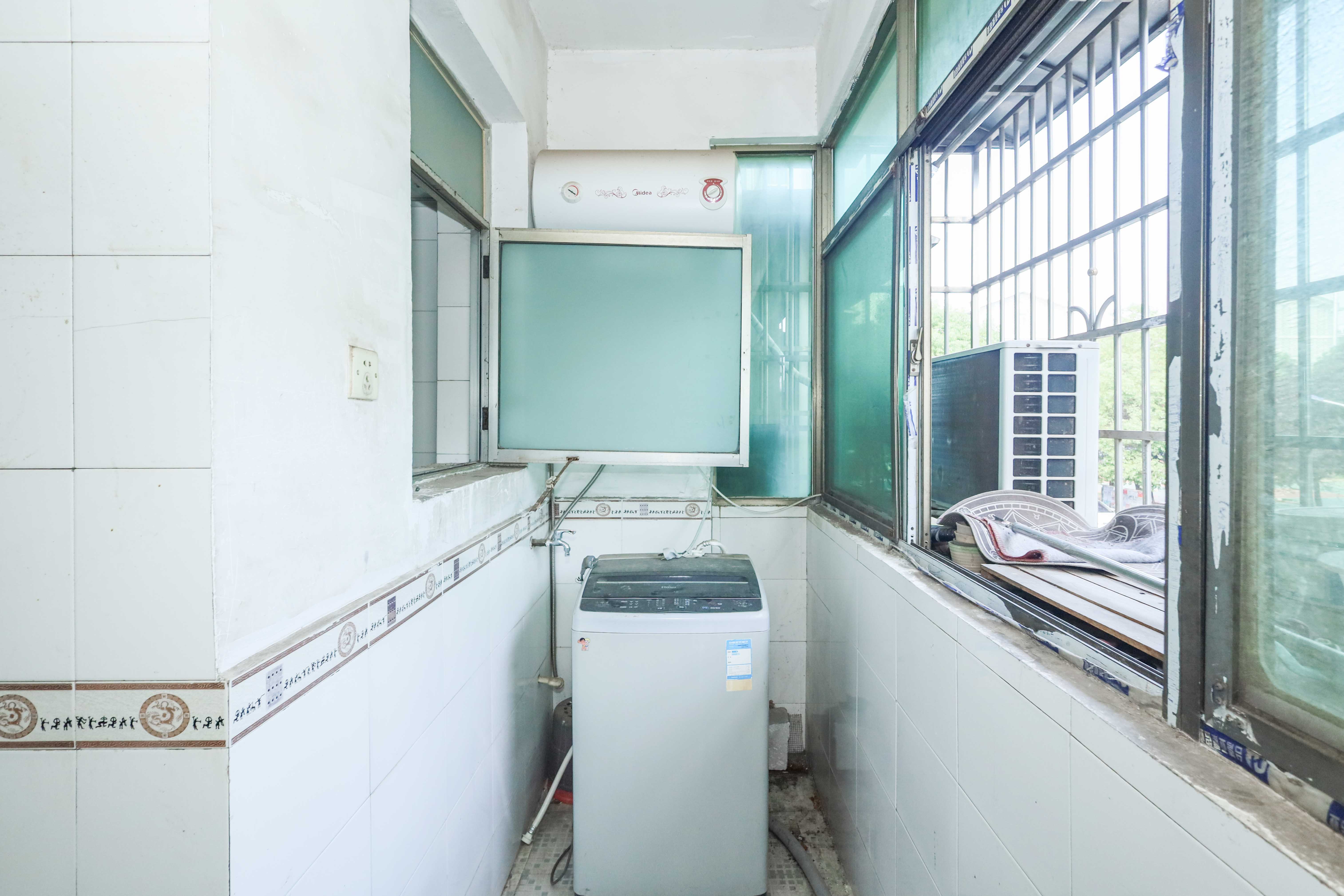 长丰小区  3室2厅2卫   88.00万阳台