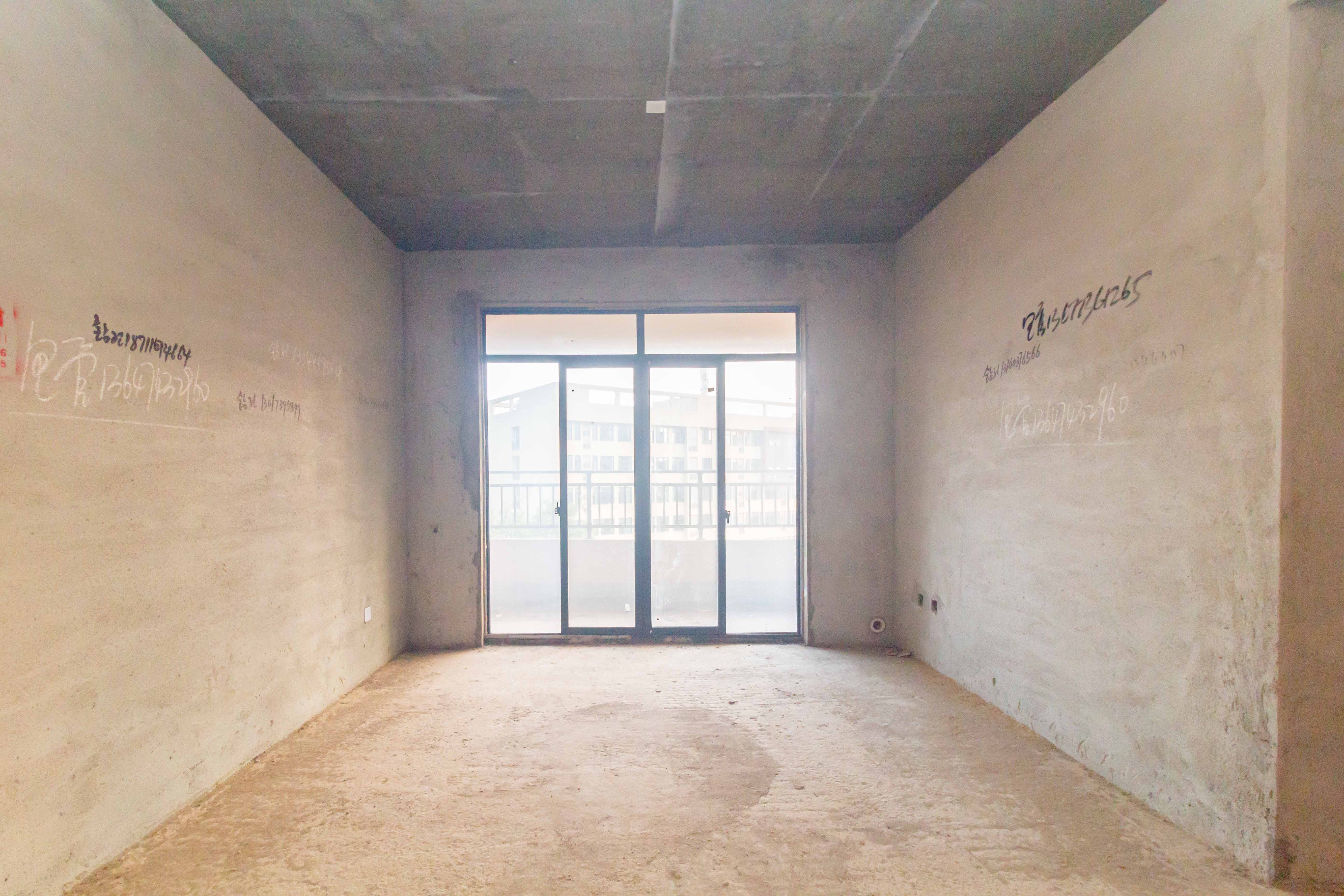 紫华郡 3室2厅2卫 57.0万 紫华郡 3室2厅2卫 57.0万客厅