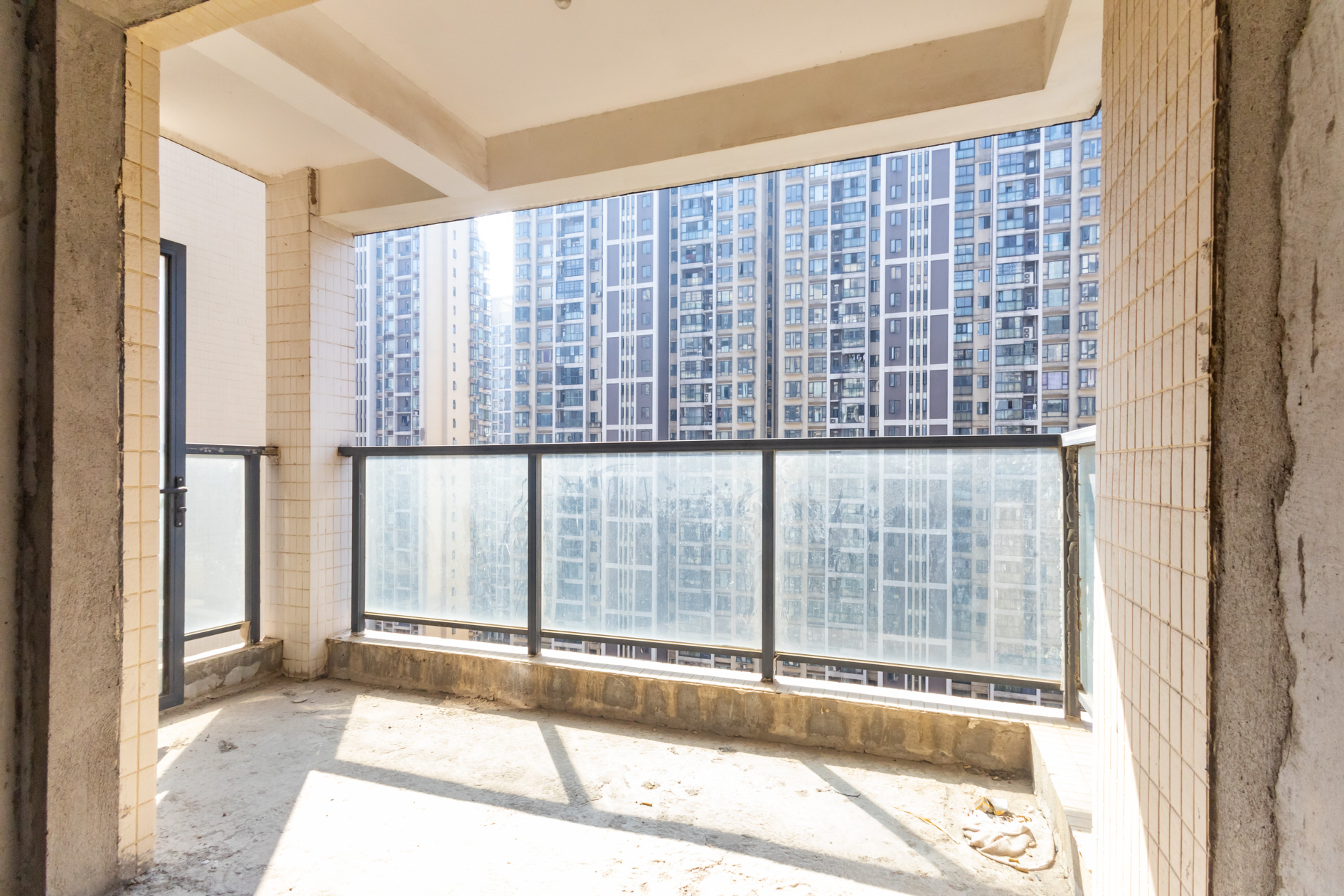 蓝山郡 4室2厅2卫 120.0万 蓝山郡 4室2厅2卫 120.0万阳台