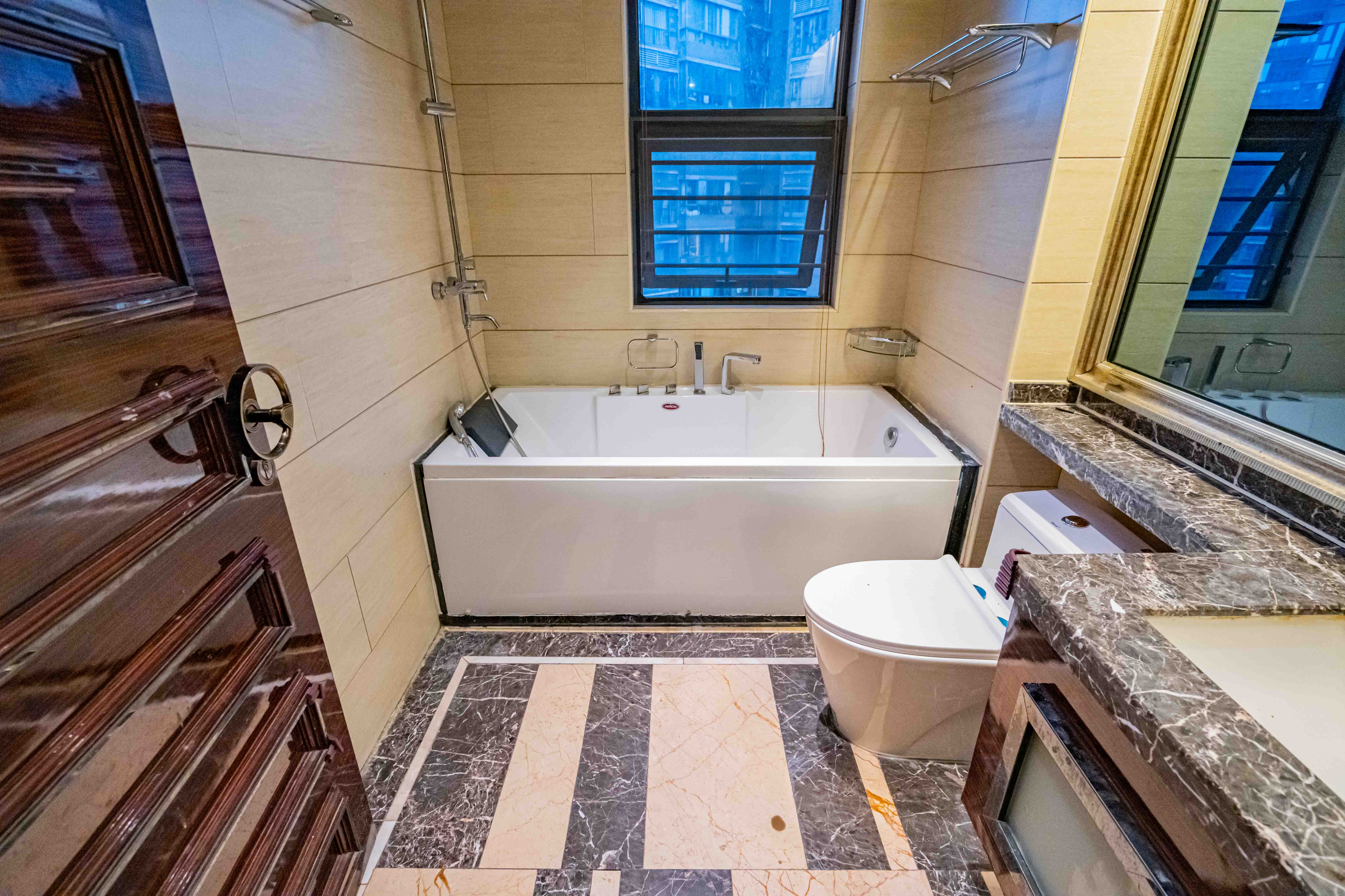 藏珑湖上国际花园 3室2厅2卫 190.0万 藏珑湖上国际花园 3室2厅2卫 190.0万卫生间