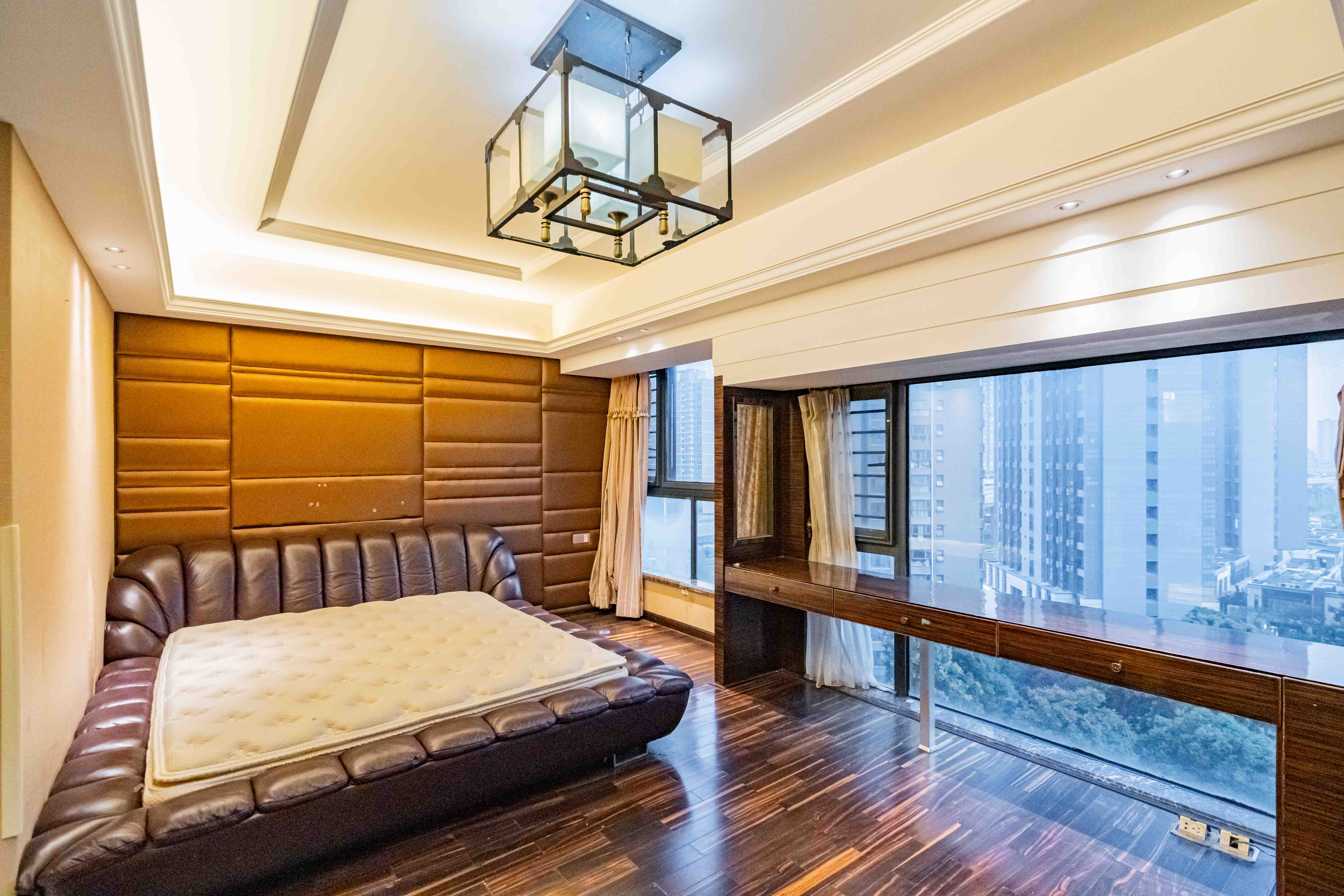 藏珑湖上国际花园 3室2厅2卫 190.0万 藏珑湖上国际花园 3室2厅2卫 190.0万卧室