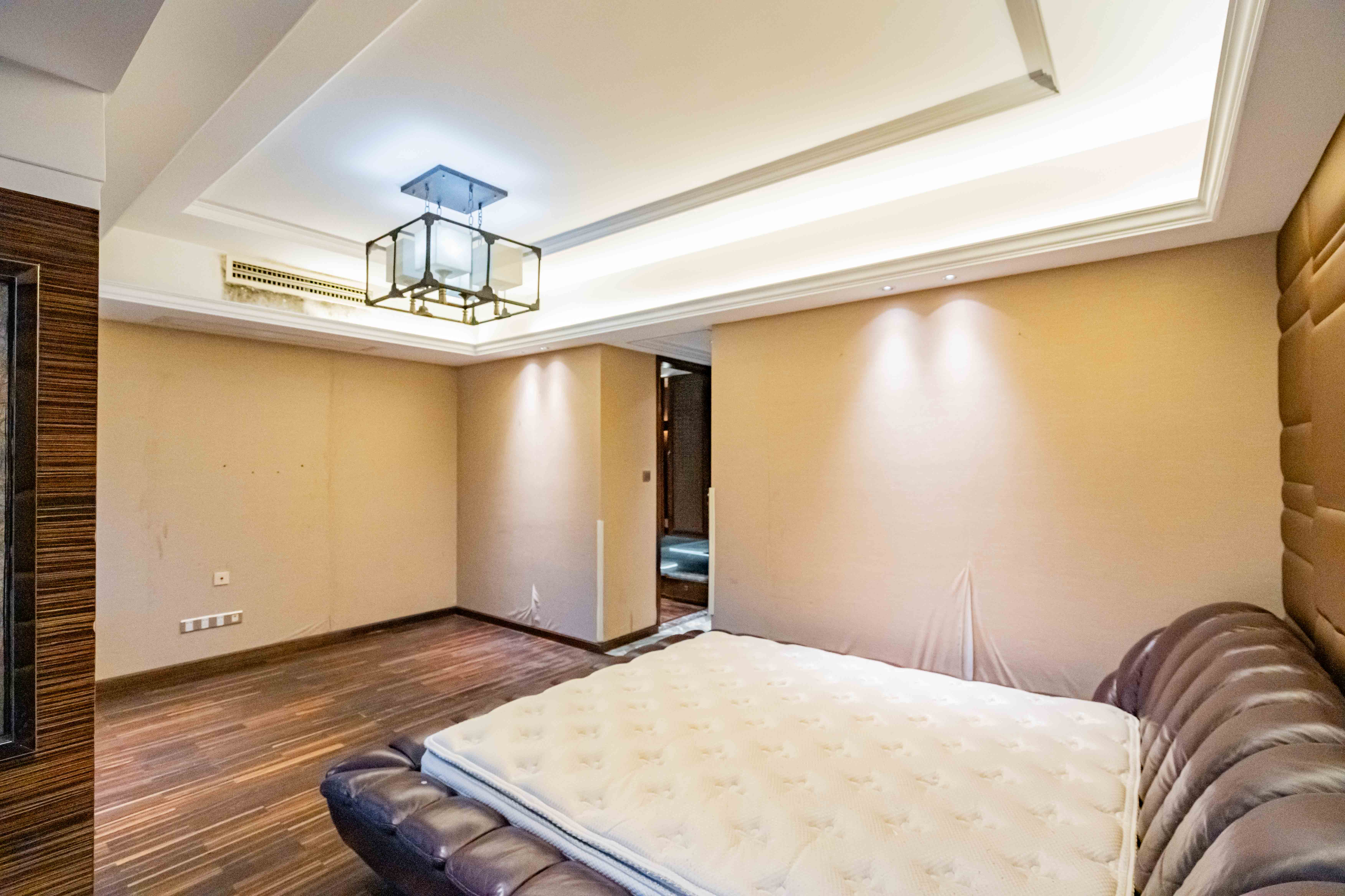 藏珑湖上国际花园 3室2厅2卫 190.0万 藏珑湖上国际花园 3室2厅2卫 190.0万卧室