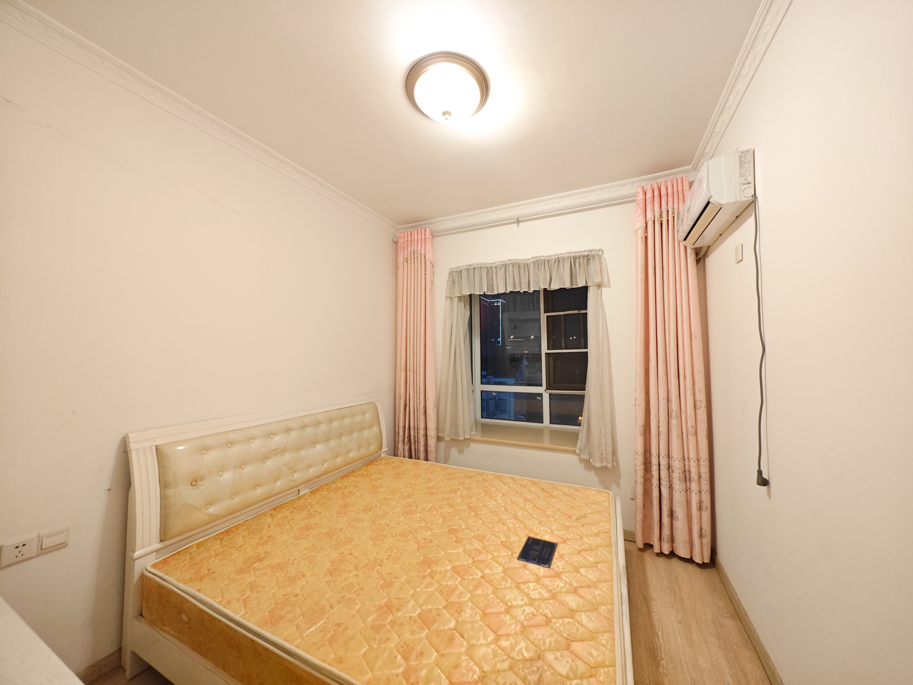 华银天际  3室2厅2卫    92.0万 华银天际  3室2厅2卫    92.0万卧室