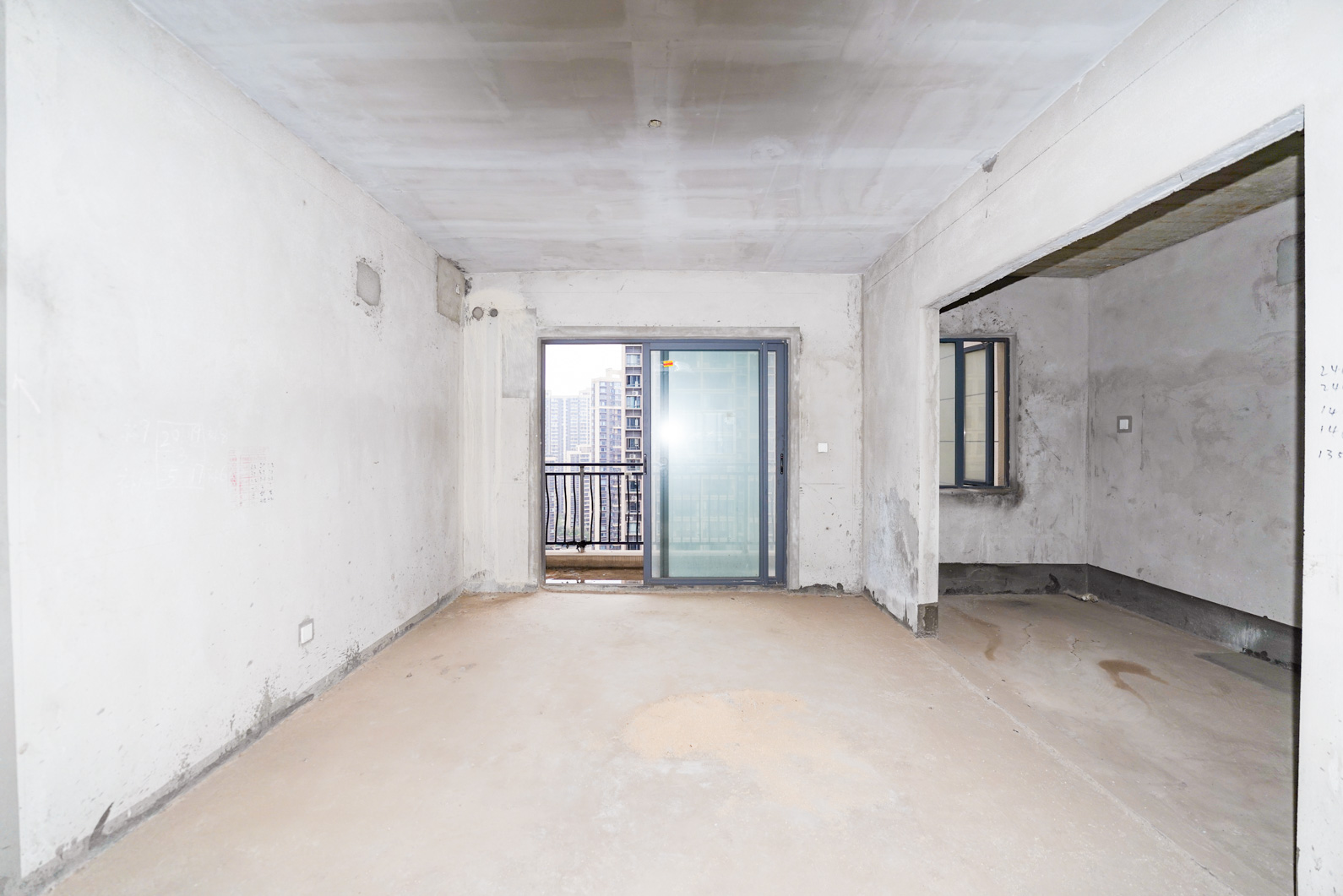 碧桂园南城首府(东宸林海) 5室2厅3卫 180.0万 碧桂园南城首府(东宸林海) 5室2厅3卫 180.0万客厅