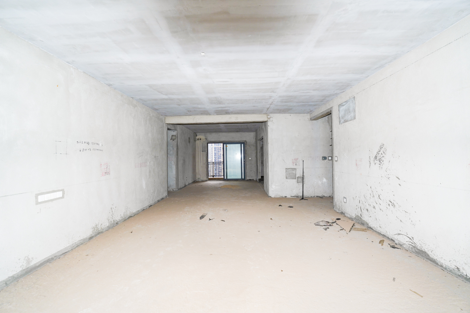 碧桂园南城首府(东宸林海) 5室2厅3卫 180.0万 碧桂园南城首府(东宸林海) 5室2厅3卫 180.0万客厅