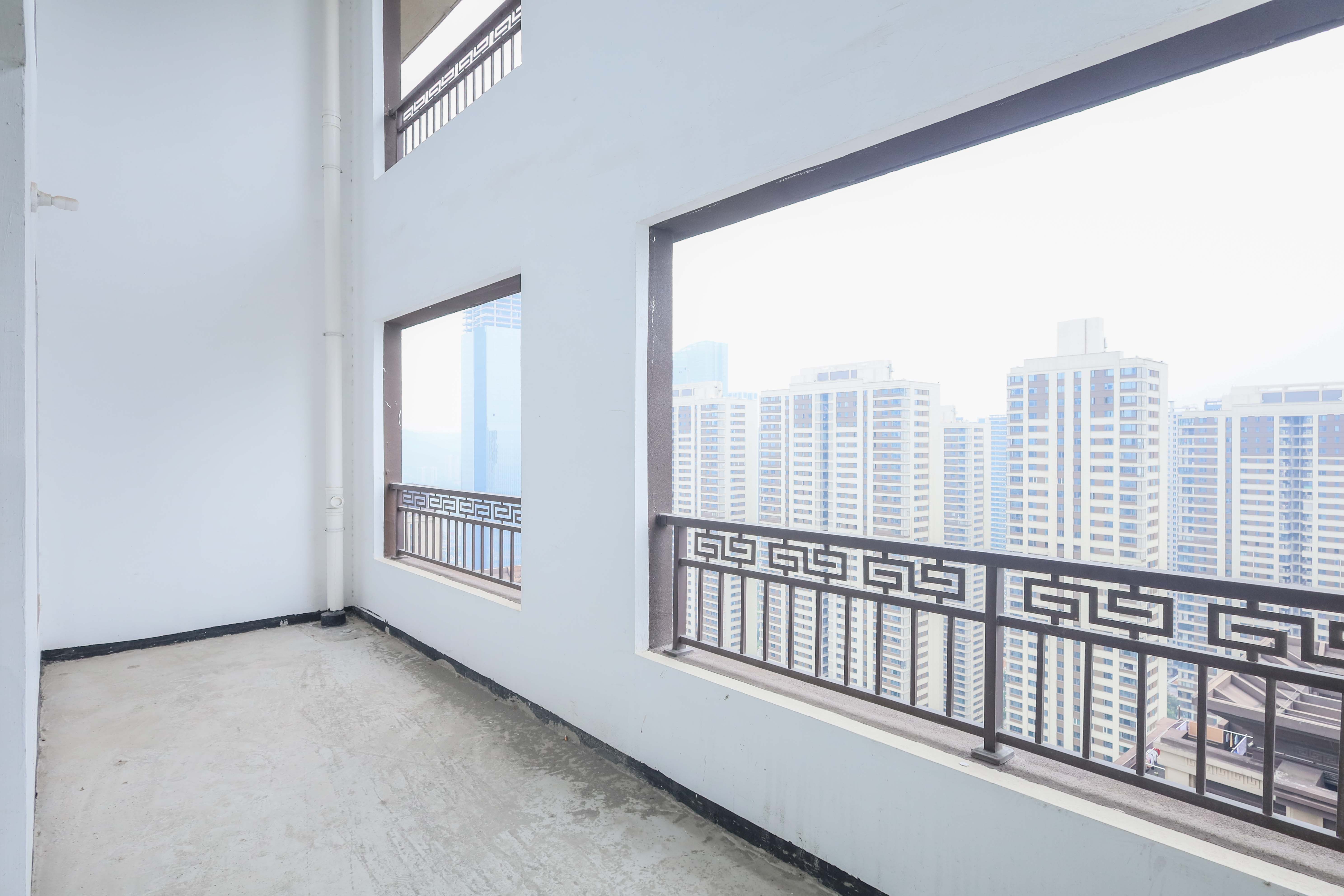 建发央著  4室2厅2卫   286.00万阳台