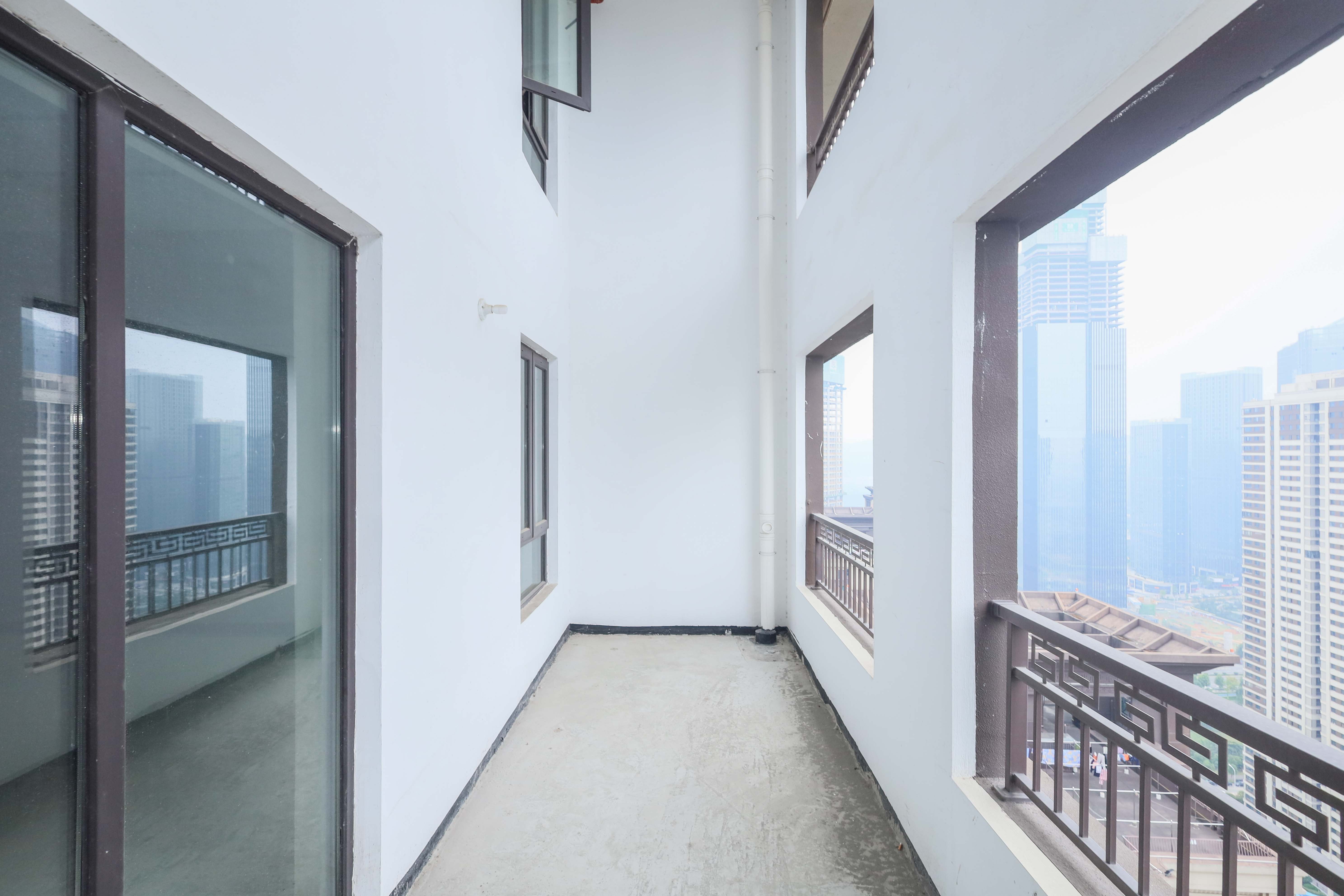 建发央著  4室2厅2卫   286.00万阳台