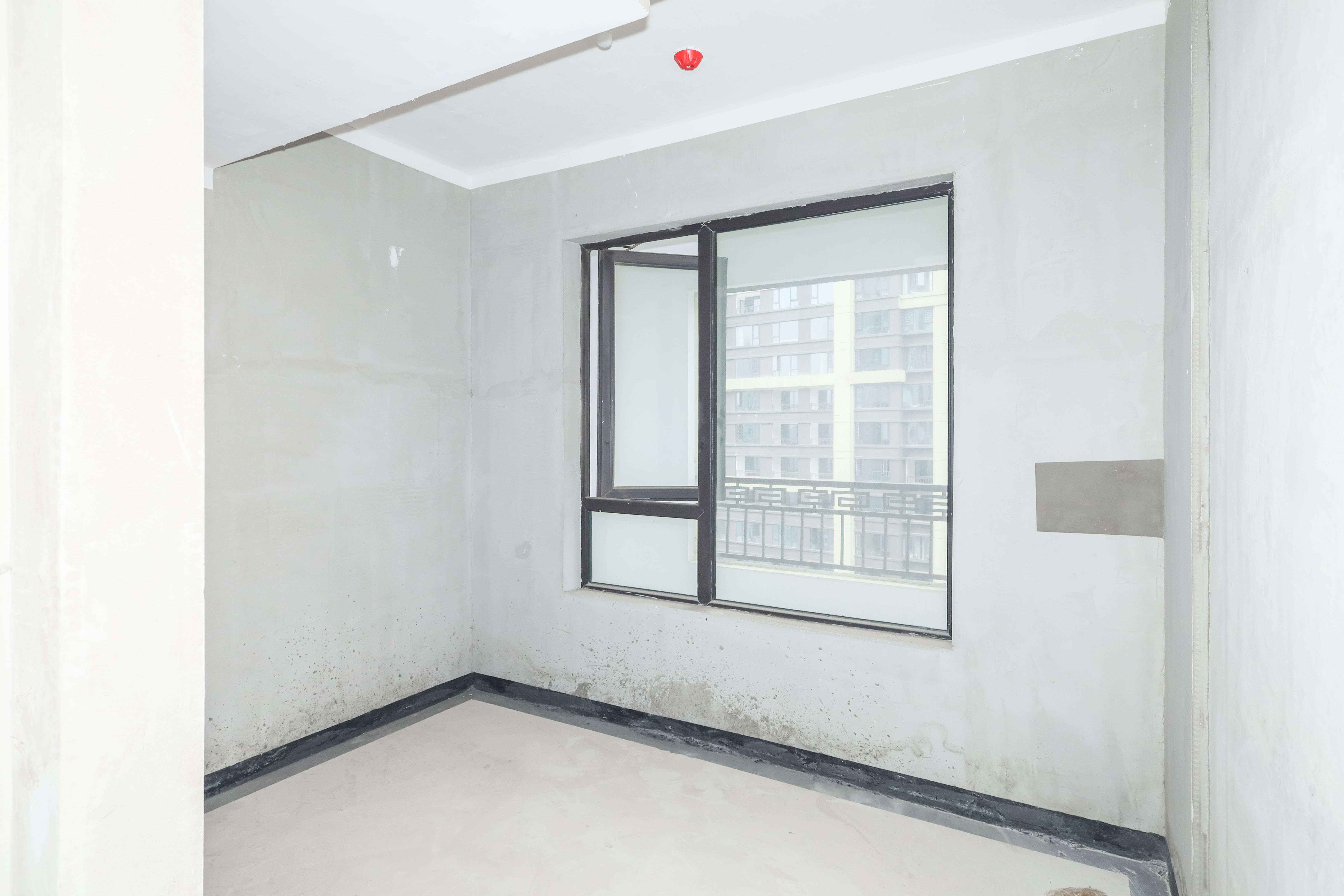 建发央著  4室2厅2卫   286.00万卧室
