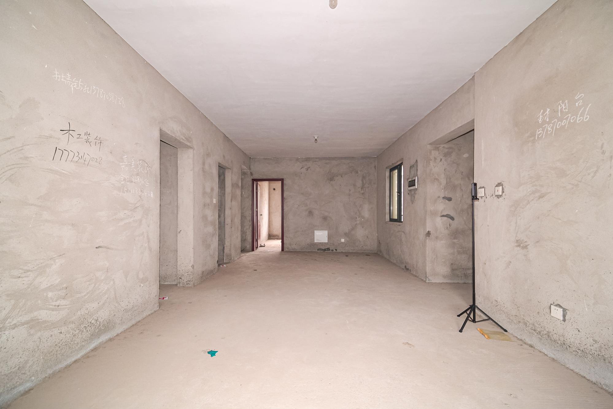 明发国际城  4室2厅2卫    90.0万客厅