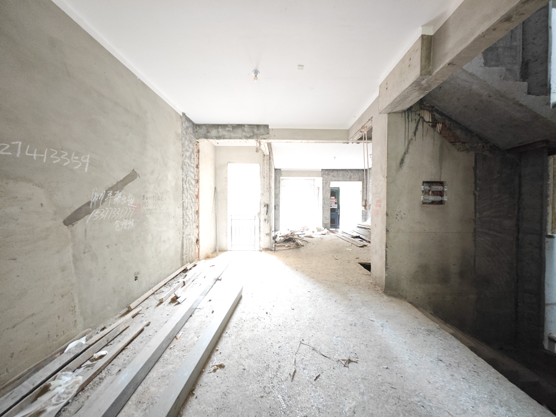 长房平和墅 5室2厅3卫 518.0万 长房平和墅 5室2厅3卫 518.0万客厅