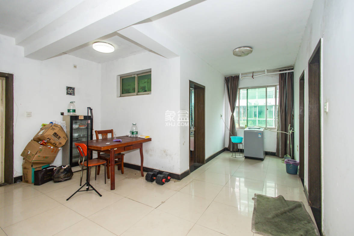 中南汽车世界  3室2厅1卫    33.8万 中南汽车世界  3室2厅1卫    33.8万客厅