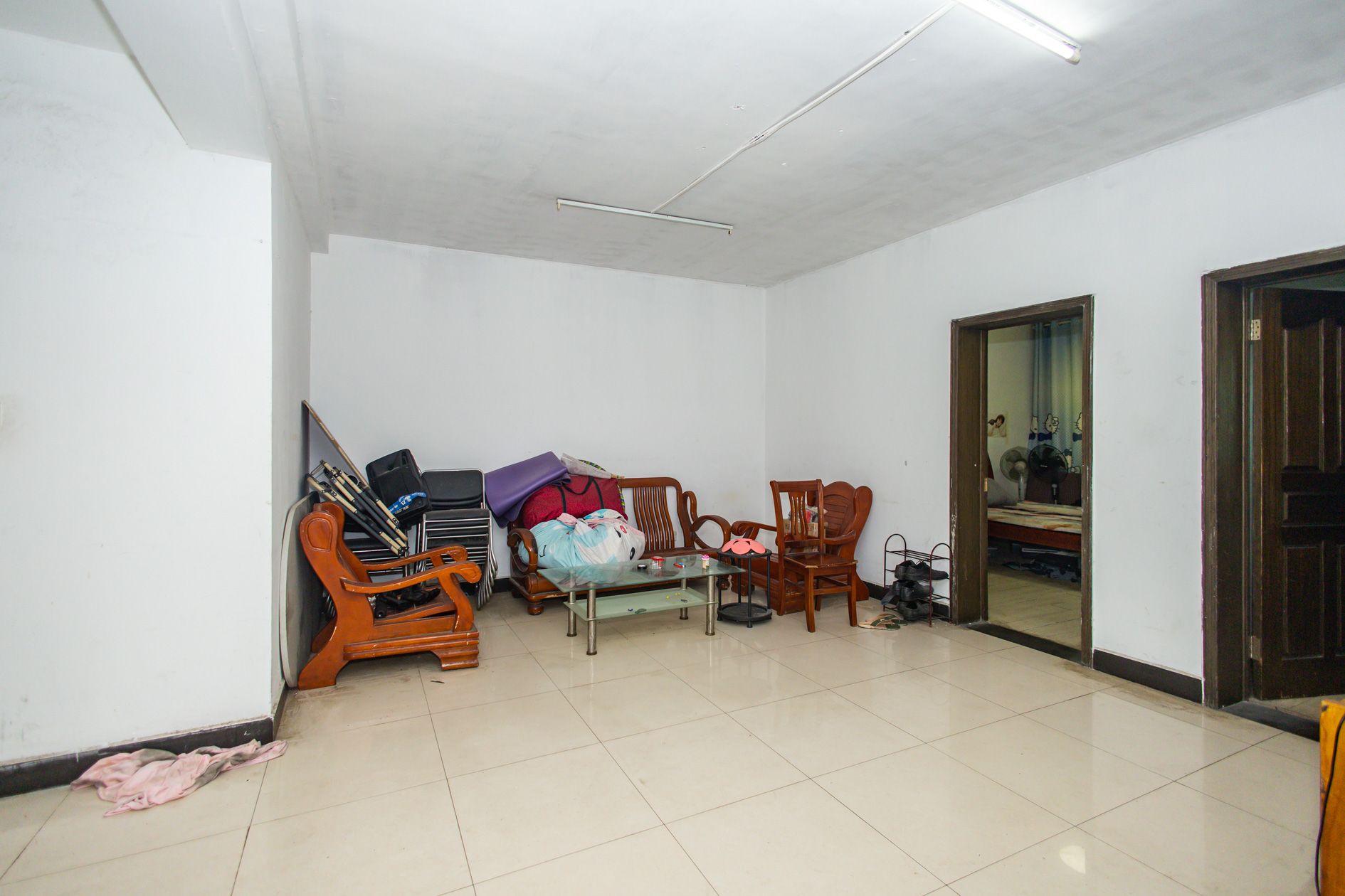 中南汽车世界  3室2厅1卫    33.8万 中南汽车世界  3室2厅1卫    33.8万客厅