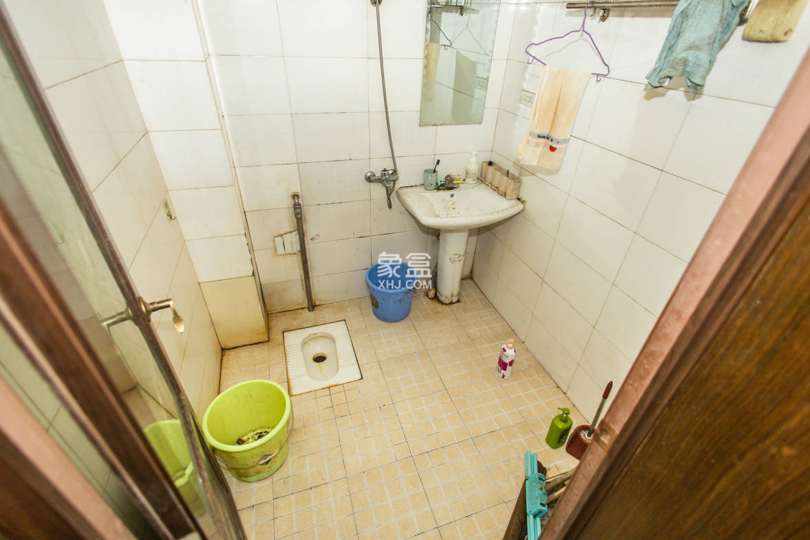 中南汽车世界  3室2厅1卫    33.8万 中南汽车世界  3室2厅1卫    33.8万卫生间