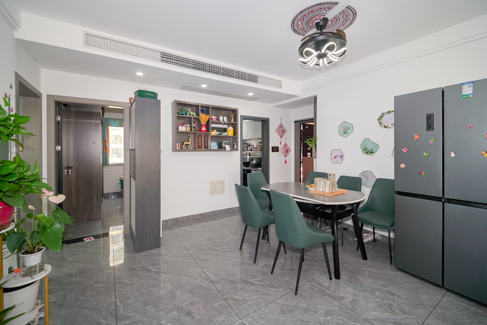 澳海澜庭 3室2厅2卫 98.0万 澳海澜庭 3室2厅2卫 98.0万客厅